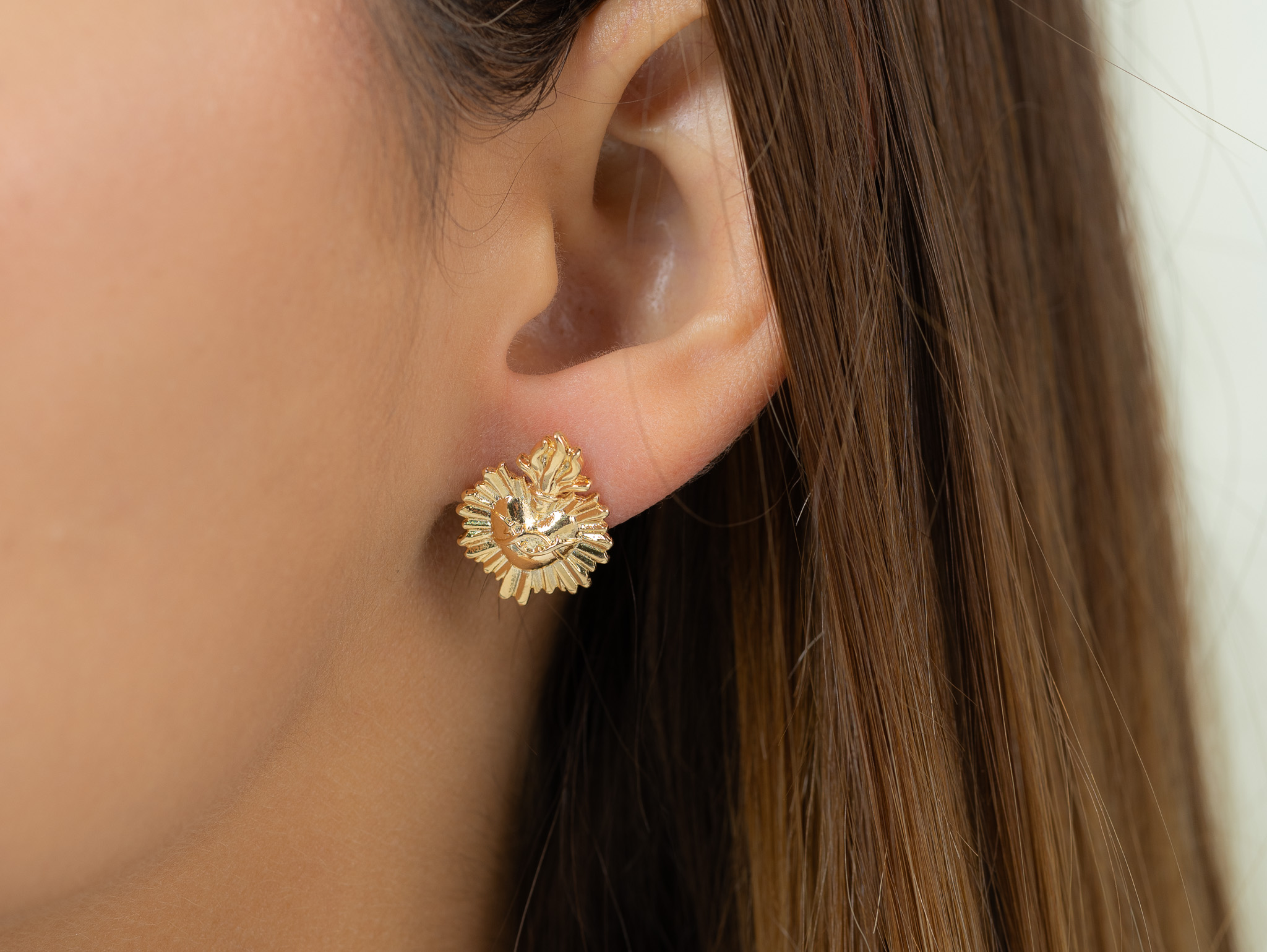 Discover our collection of religious bracelets and earrings in 18k gold plating. Perfect for expressing faith and elegance, these pieces are crafted with high-quality materials to ensure durability and brilliance. 