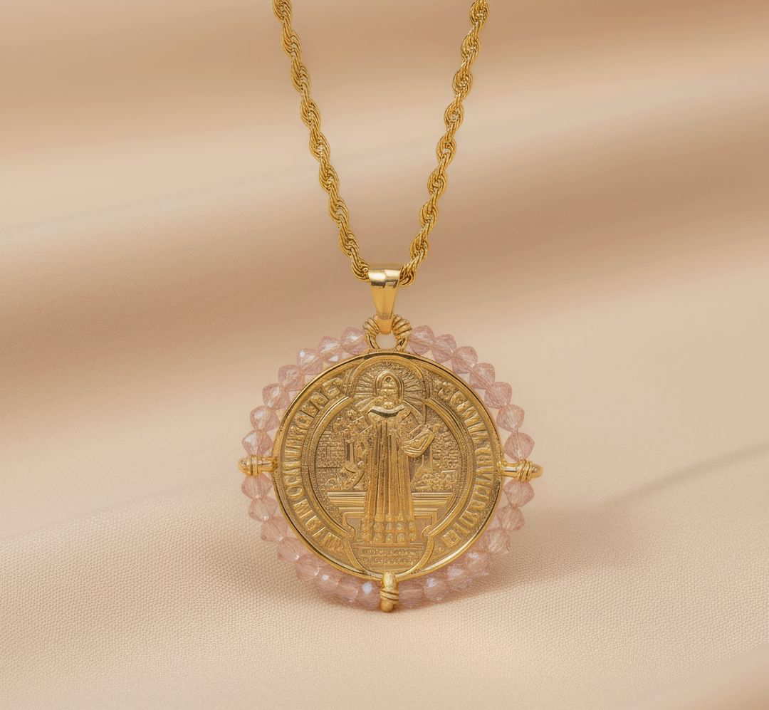 Find everything you need to wrap your medal with style and meaning. Create a unique piece filled with faith and protection!