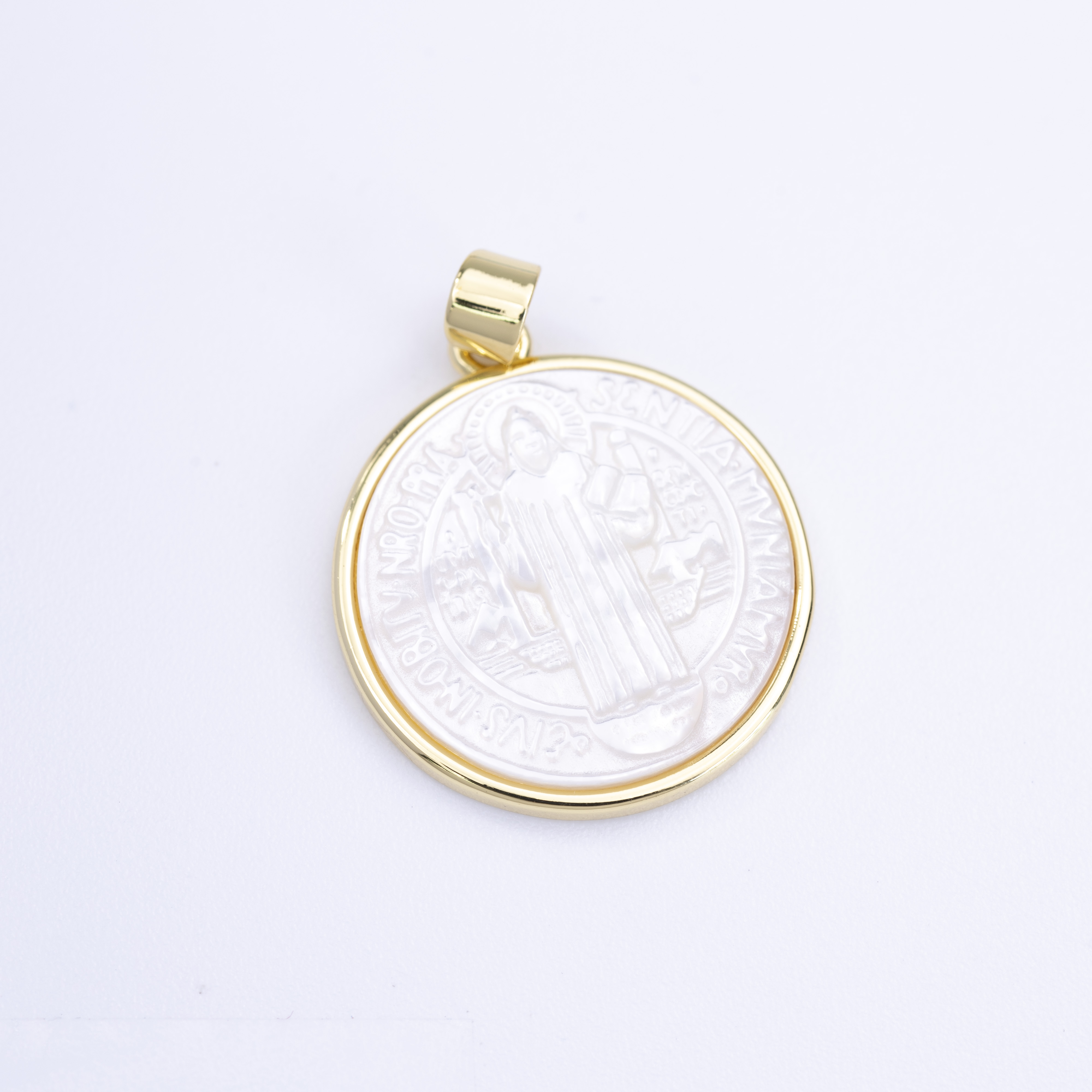 19571 Benedict Round Shell Pendant 21mm