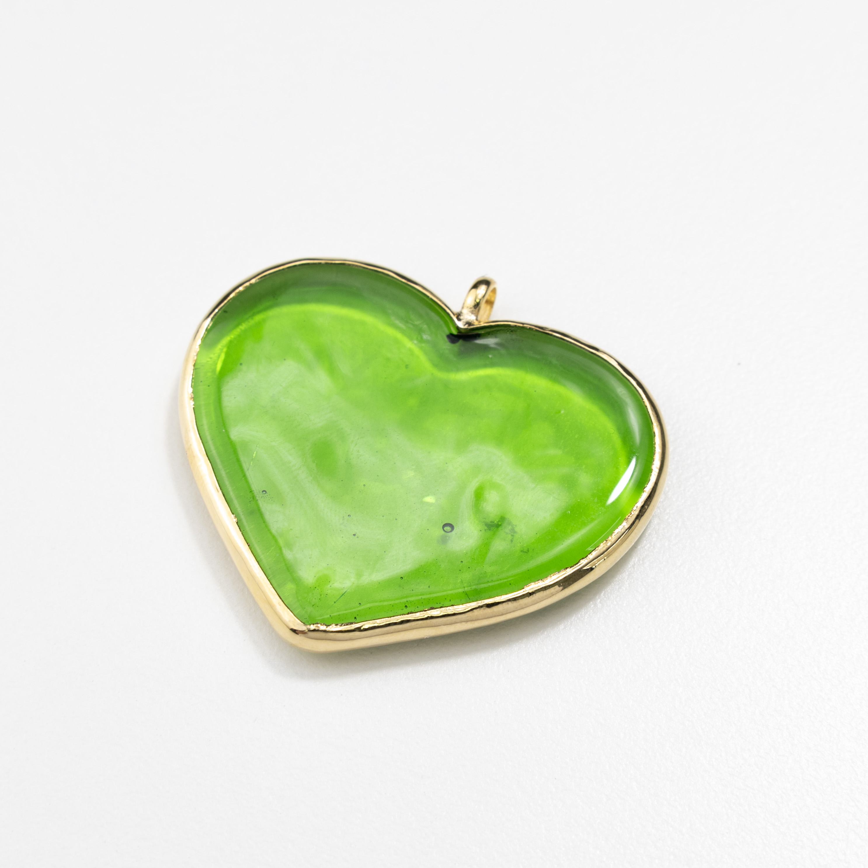18594 Vibrant Green Heart Bizel Pendant 40mm
