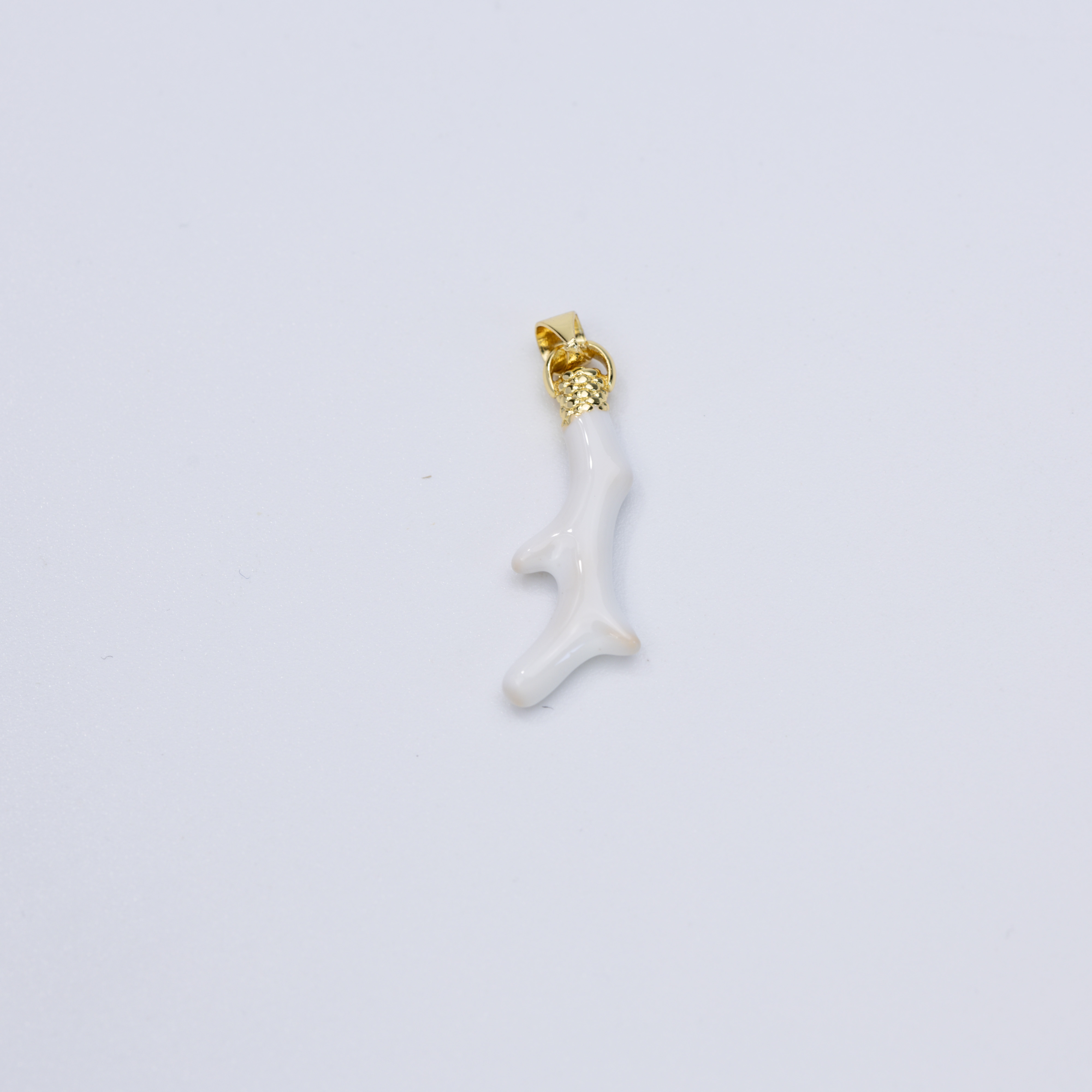 19838 Dije Coral Blanco Esmaltado