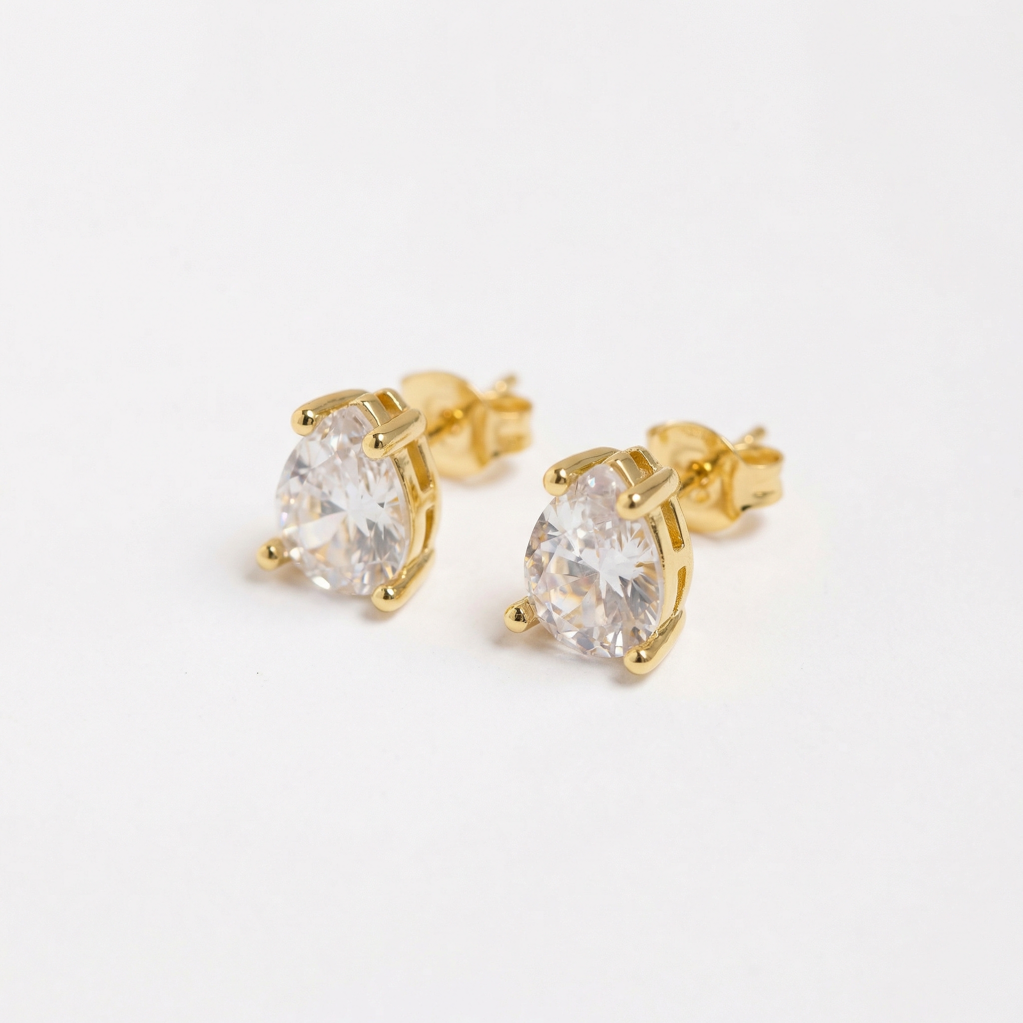 21915 Aretes Dorados con Cristal Corte Gota