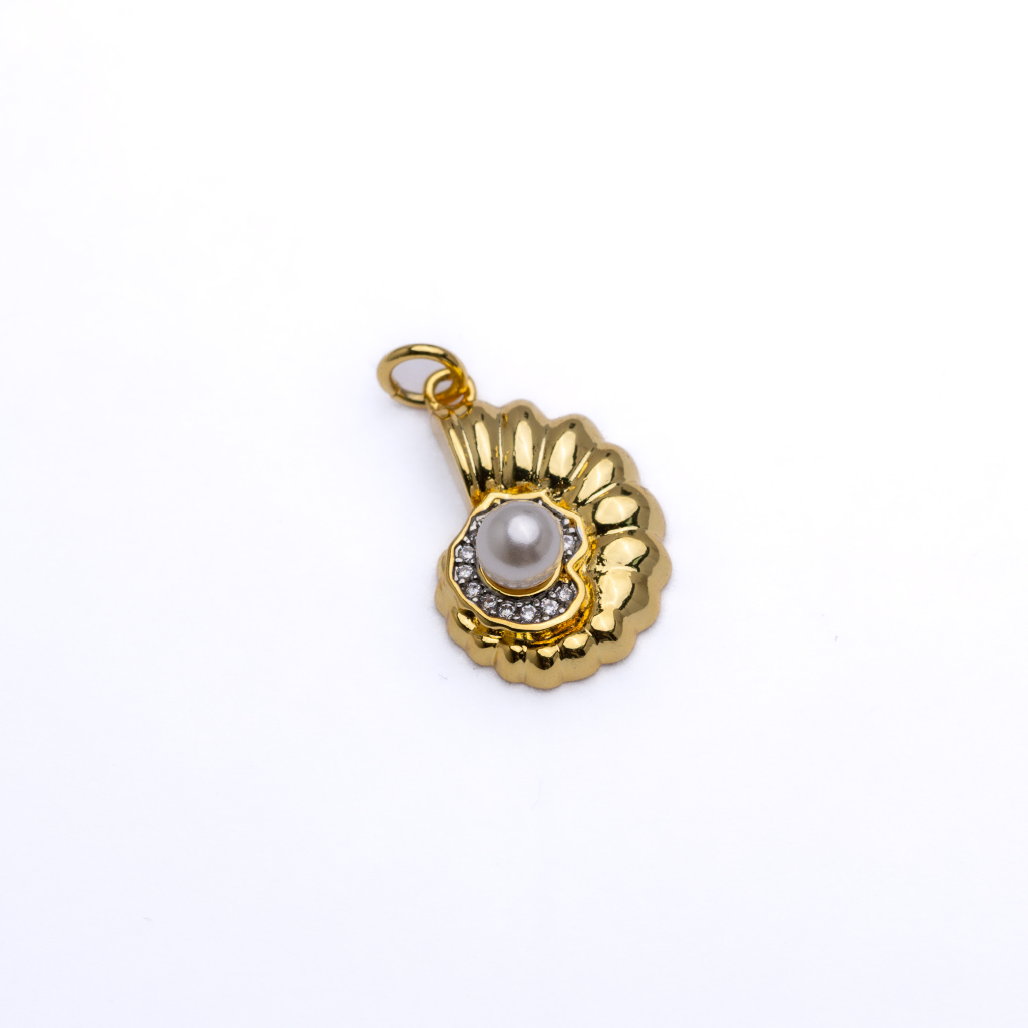 20869 Gold Round Shell Charm with Pearl