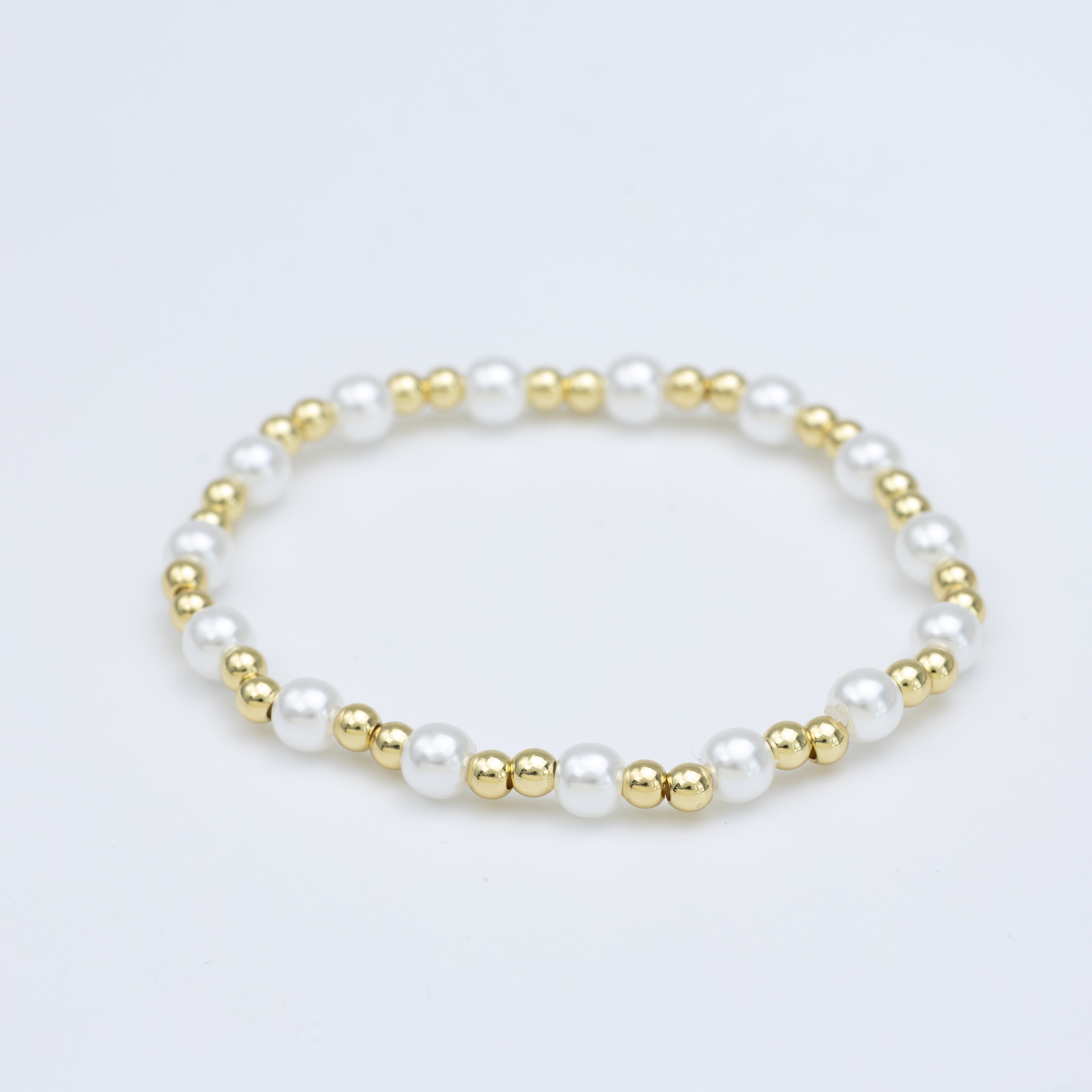 19736 Elastic Bracelet with White Pearls and Gold Beads