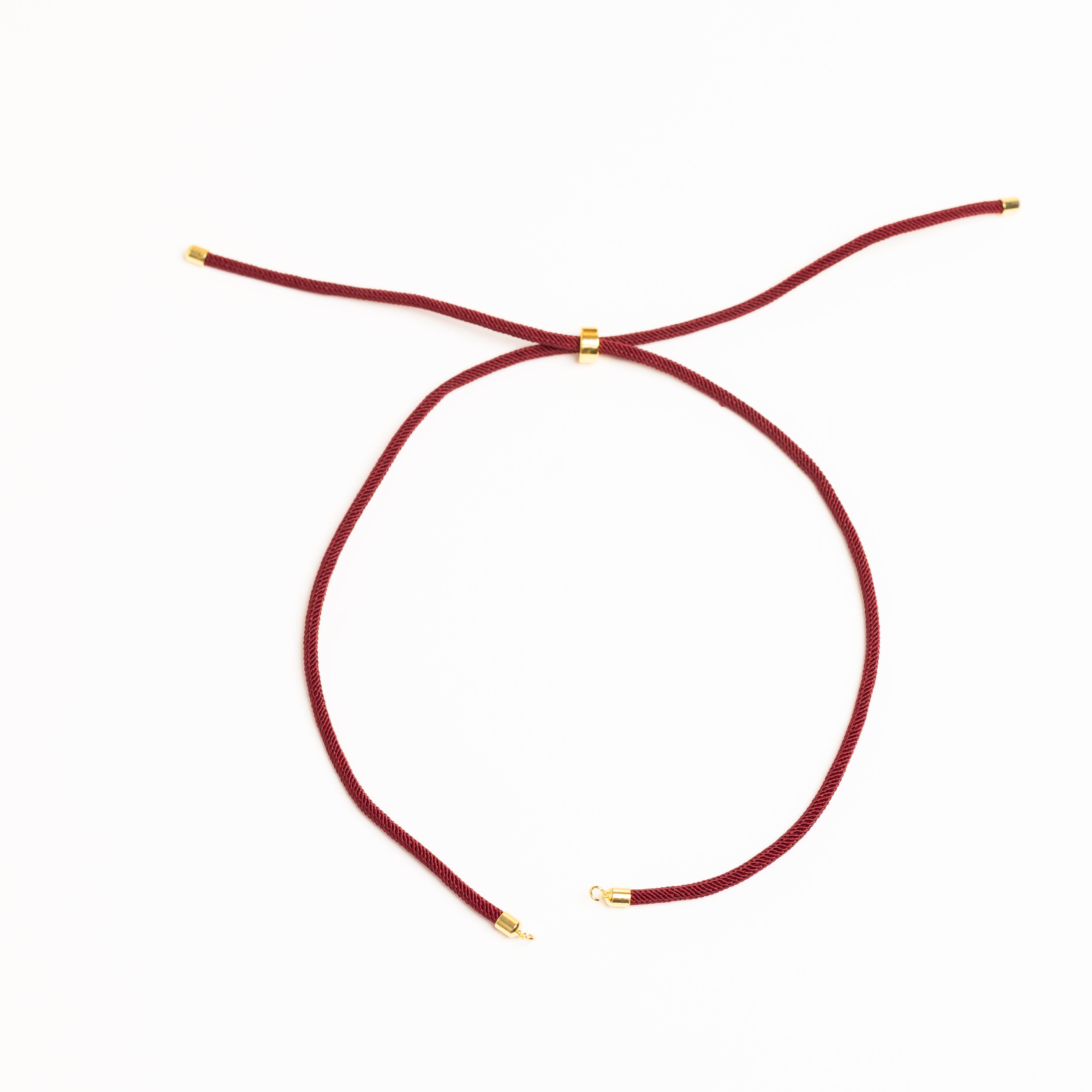 21978 Collar de Cordón Ajustable Vino con Acabados Dorados