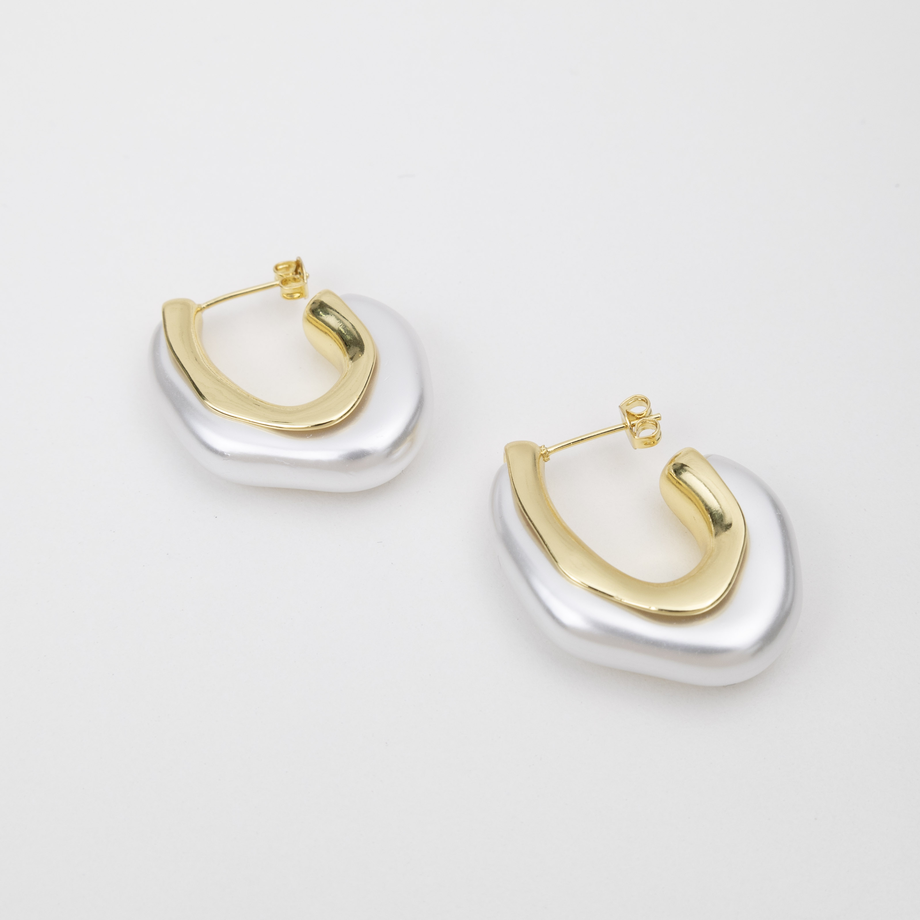 18432 Irregular Earrings in Gold and Pearl