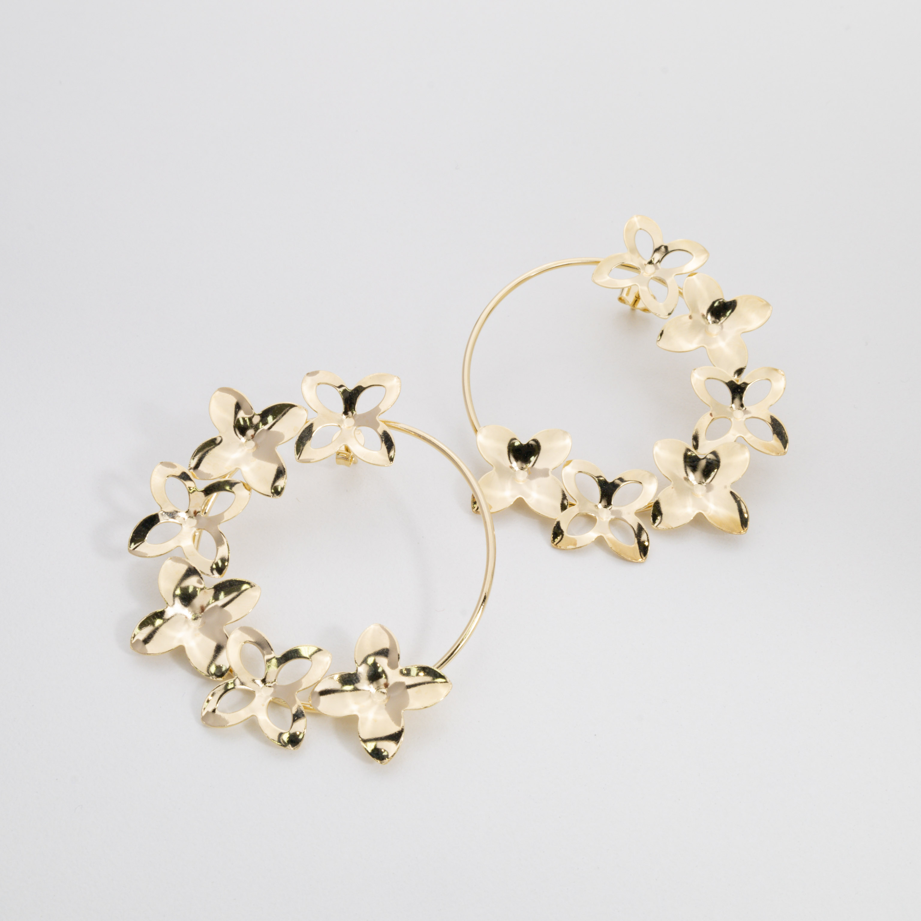 7707 Hoop with Flowers Earring