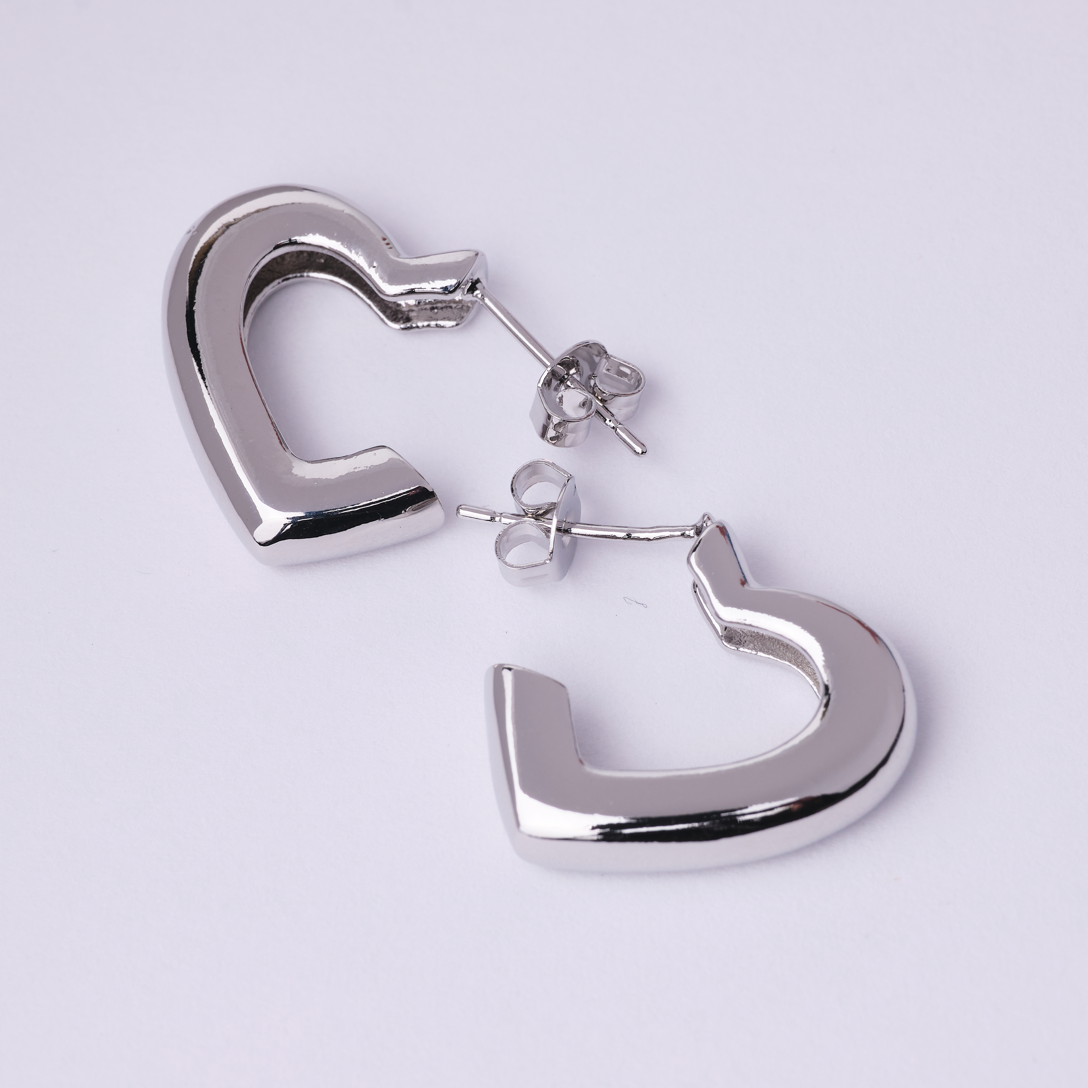 18815 Pendientes de silueta de corazón plateado