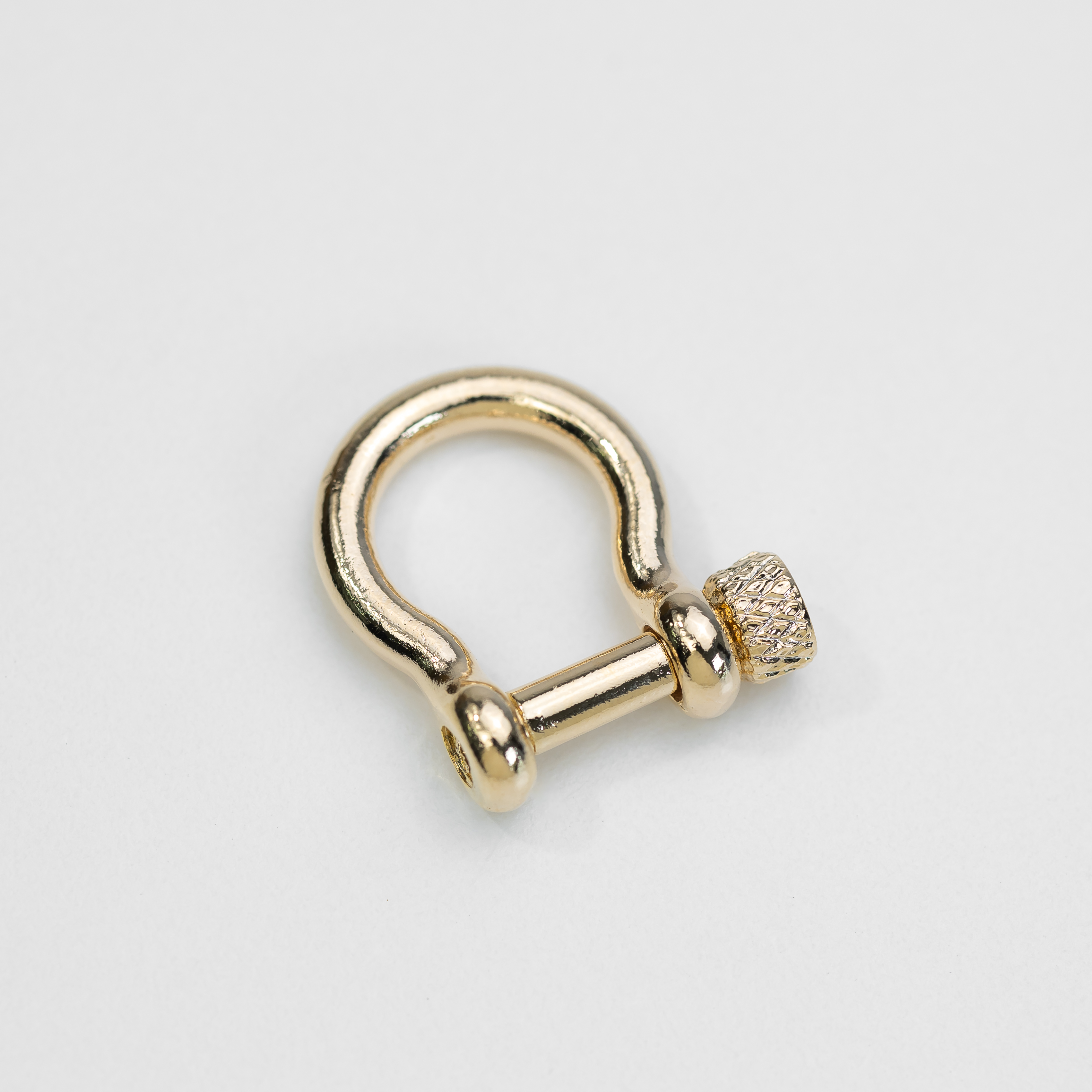 9161 Shackle Omega Clasp Gold