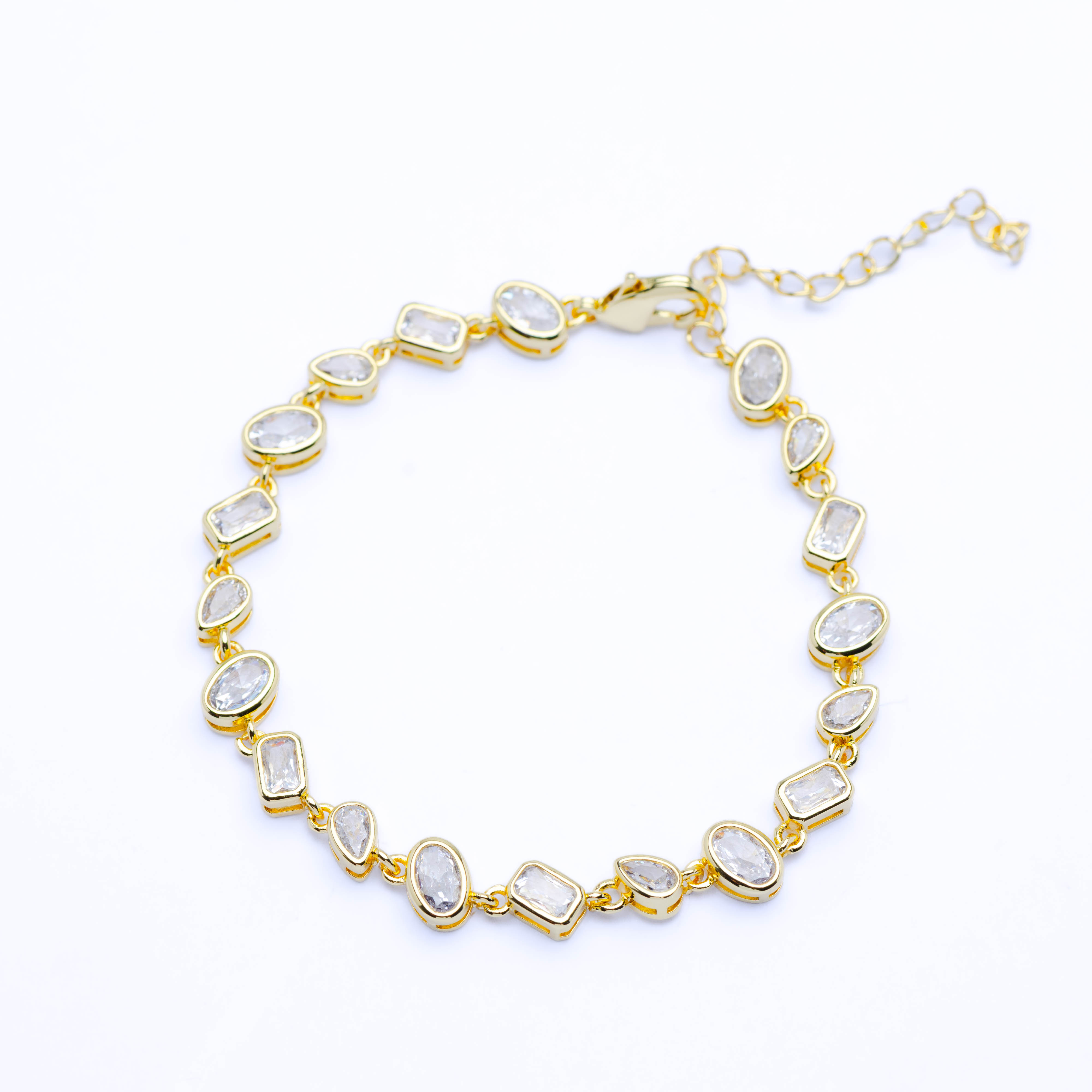 21358 Brazalete Geométrico con Circonias Transparentes