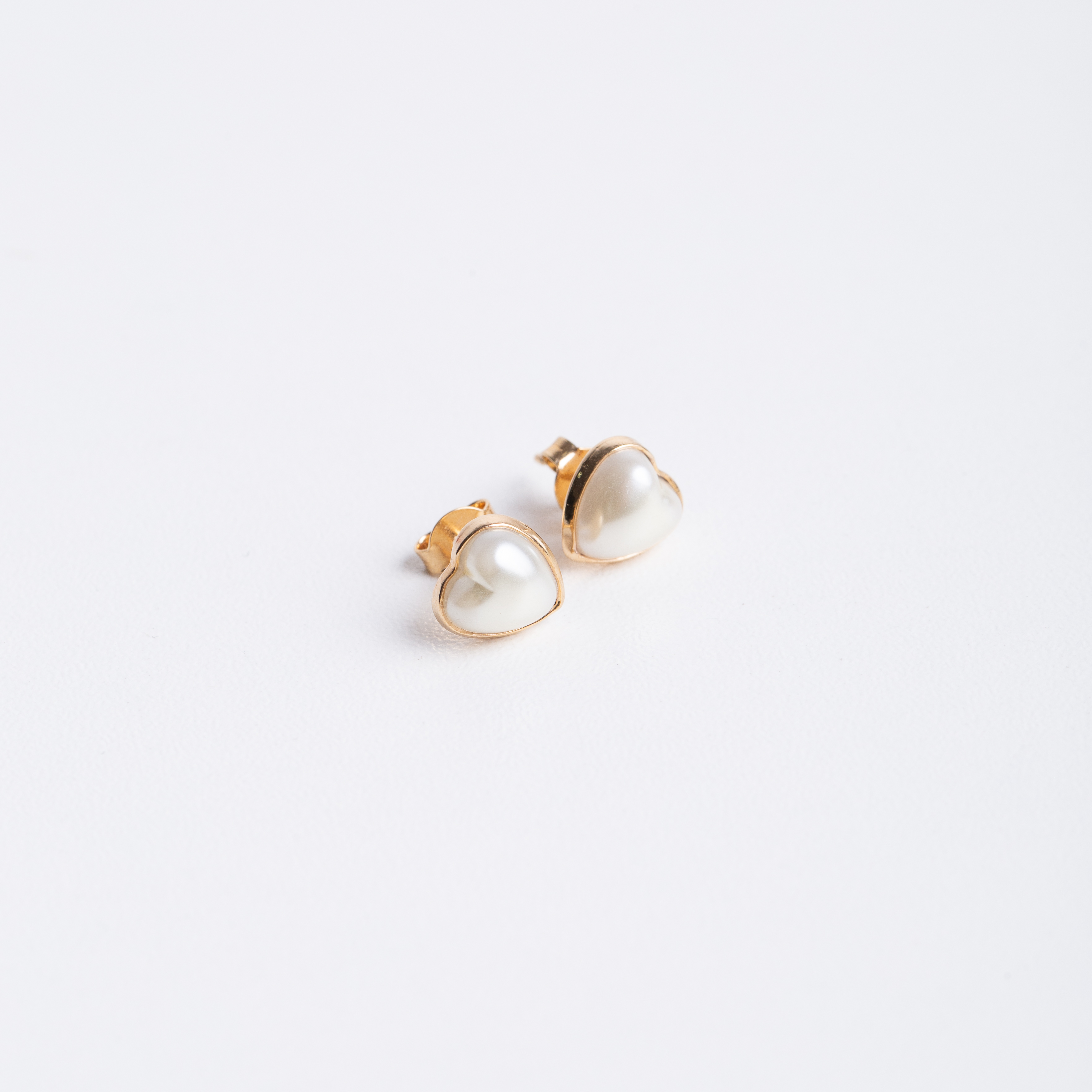 20862 Aretes de Corazón con Perla y Borde Dorado 9mm