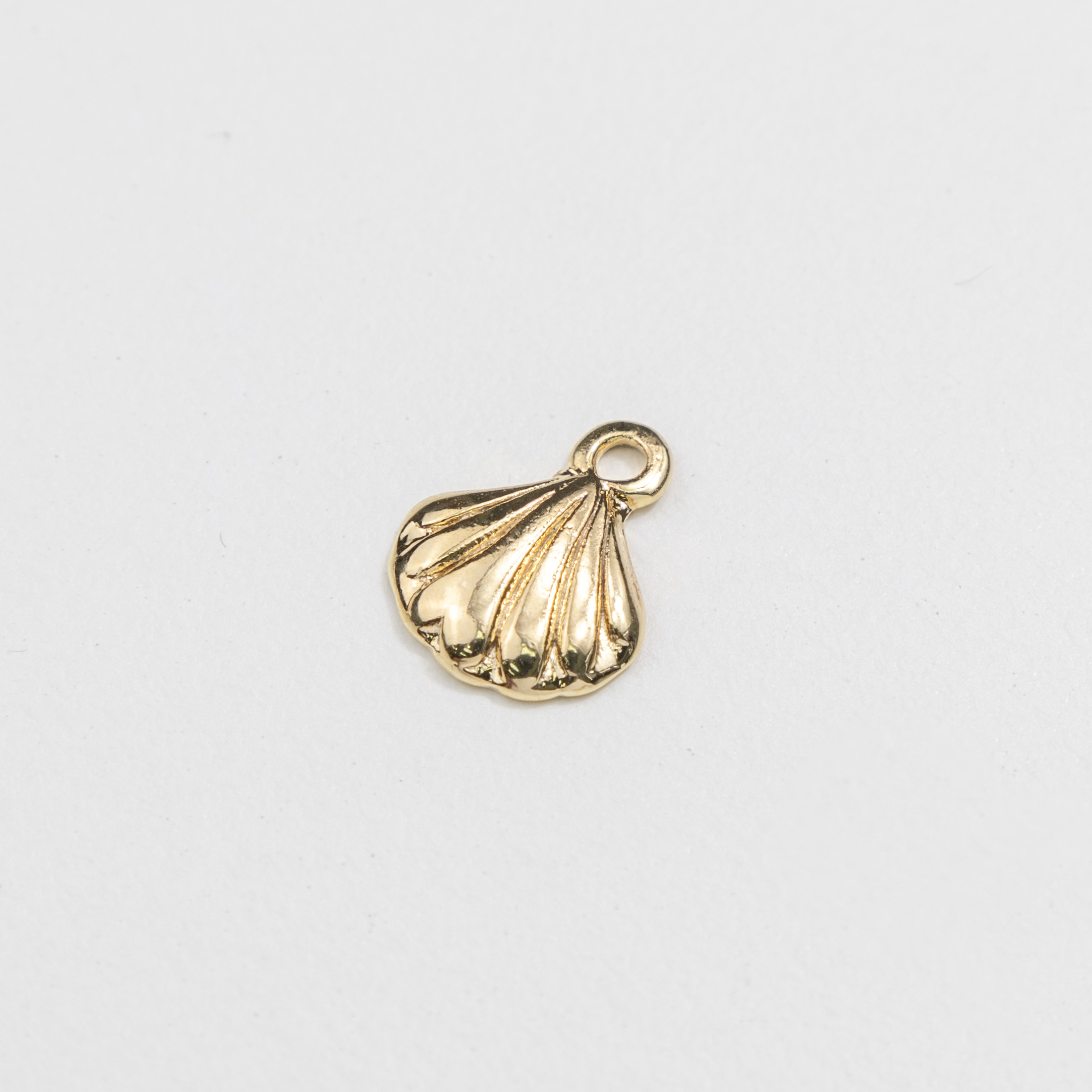 18542 Gold Small Oyster Pendant