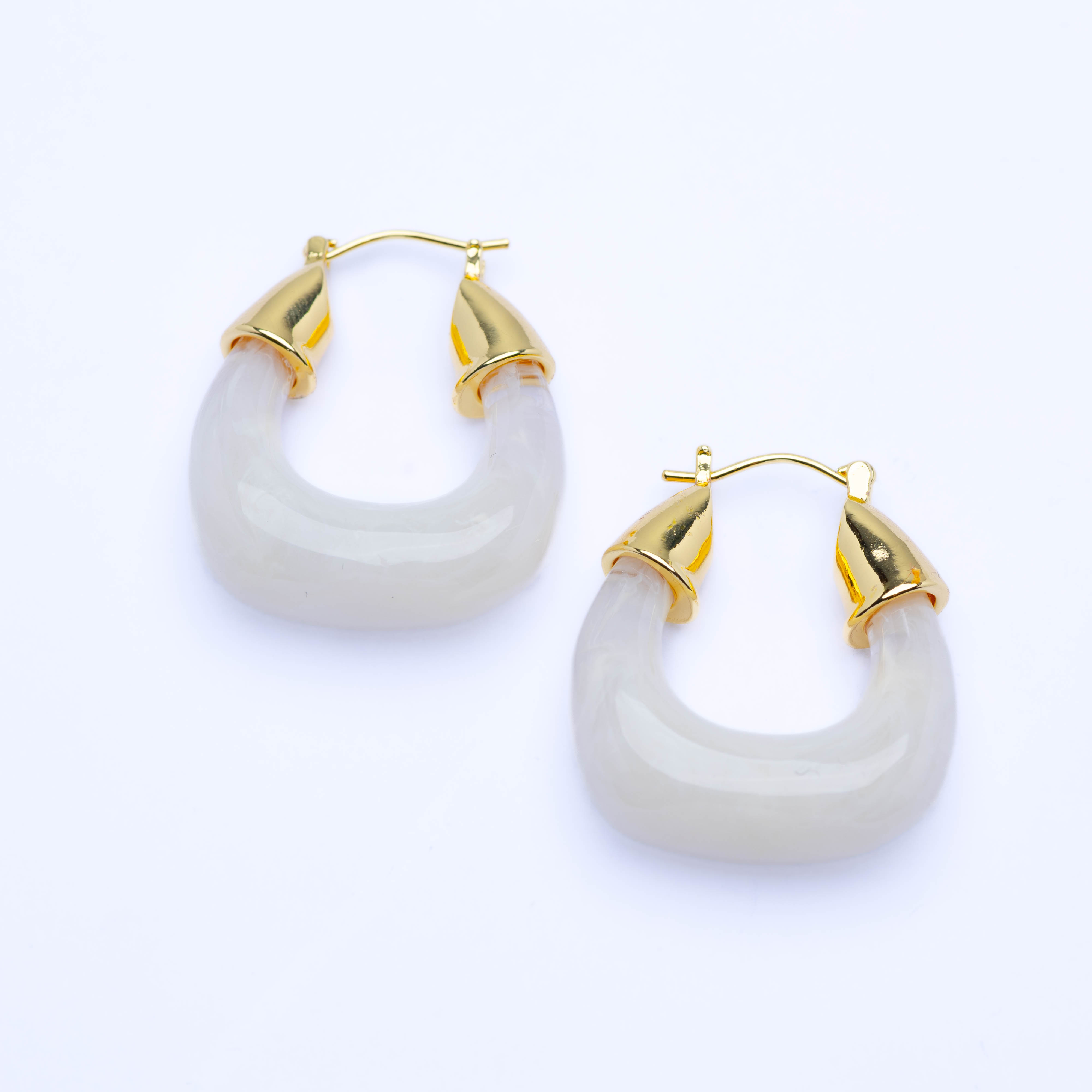 21322 Aretes Cuadrado de Resina Beige