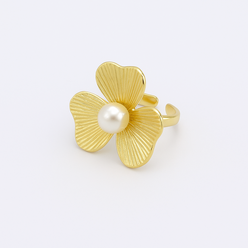 21122 Gold Ring with Three-Petal Flower and Pearl
