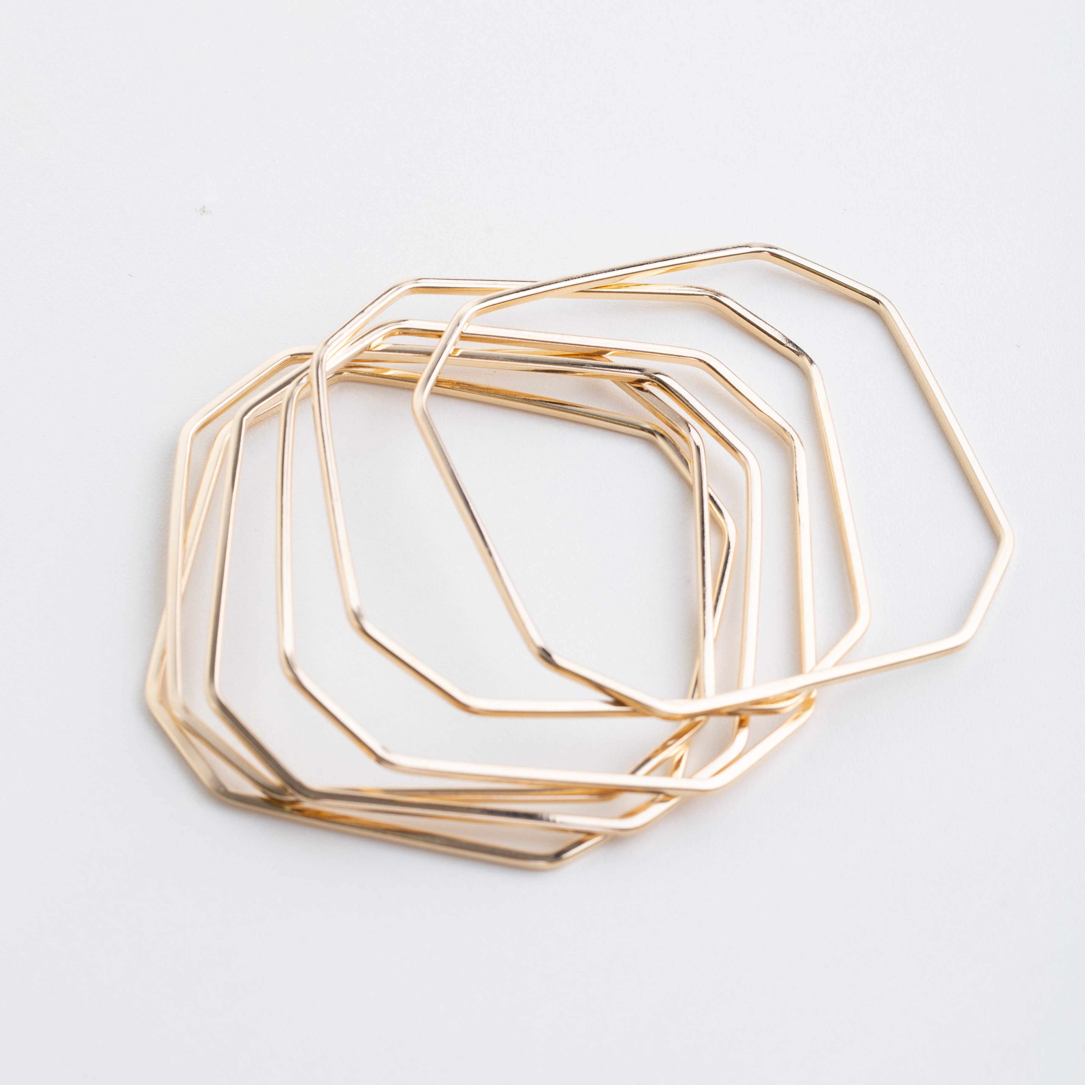 18990 Pulseras Doradas en Forma Hexagonal