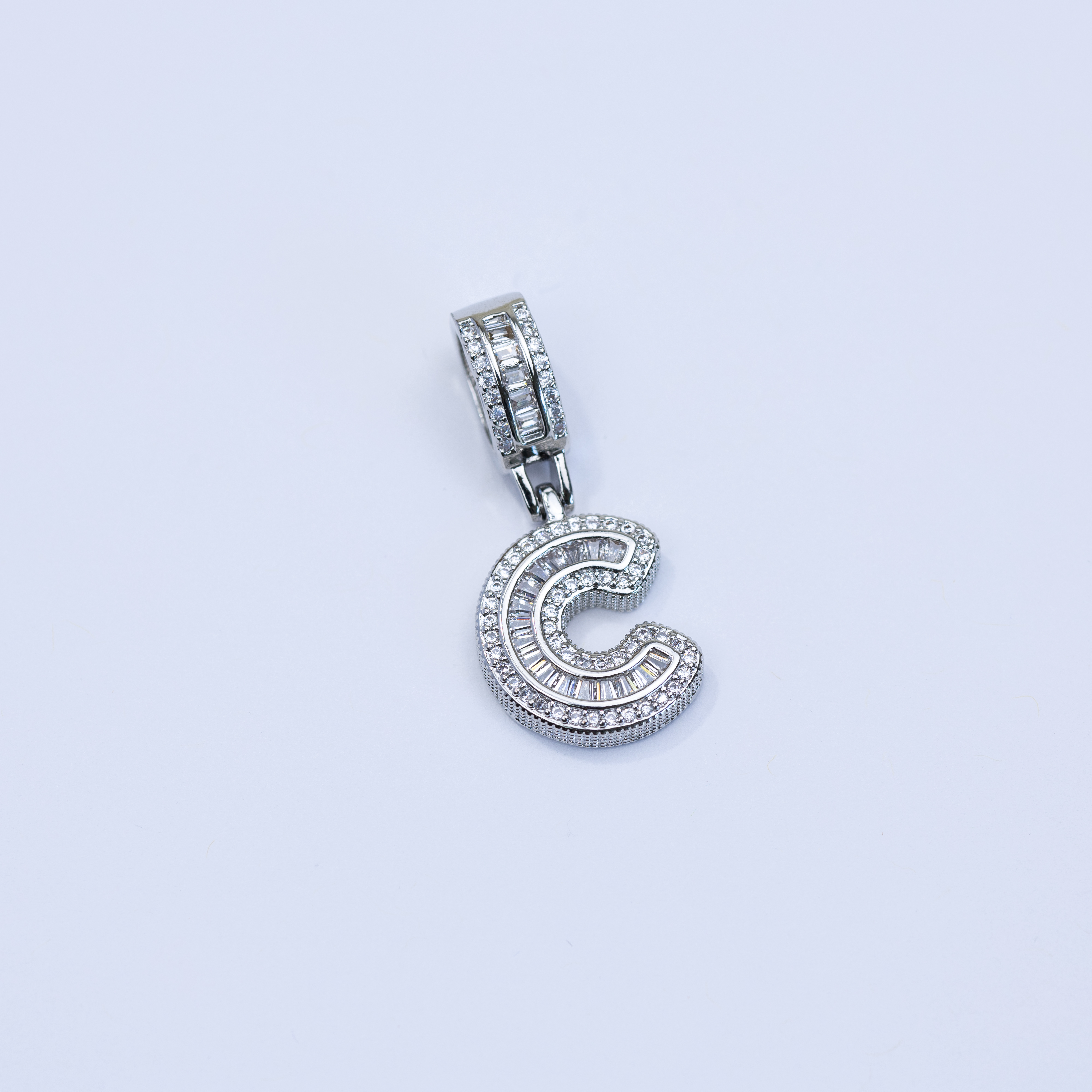 19910 Charm Plata Inicial C con Brillos