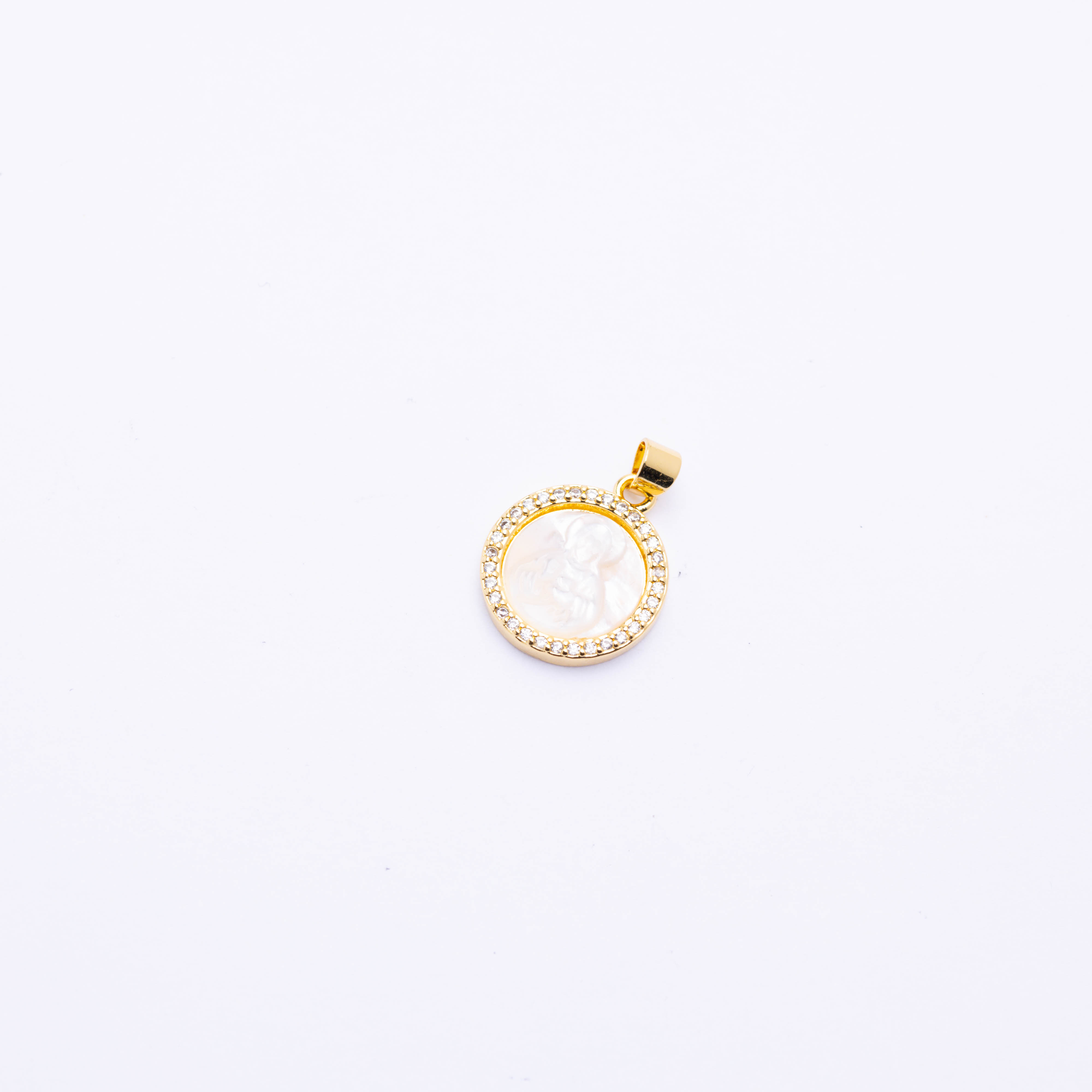 16589 Round Shell Heart Jesus Pendant