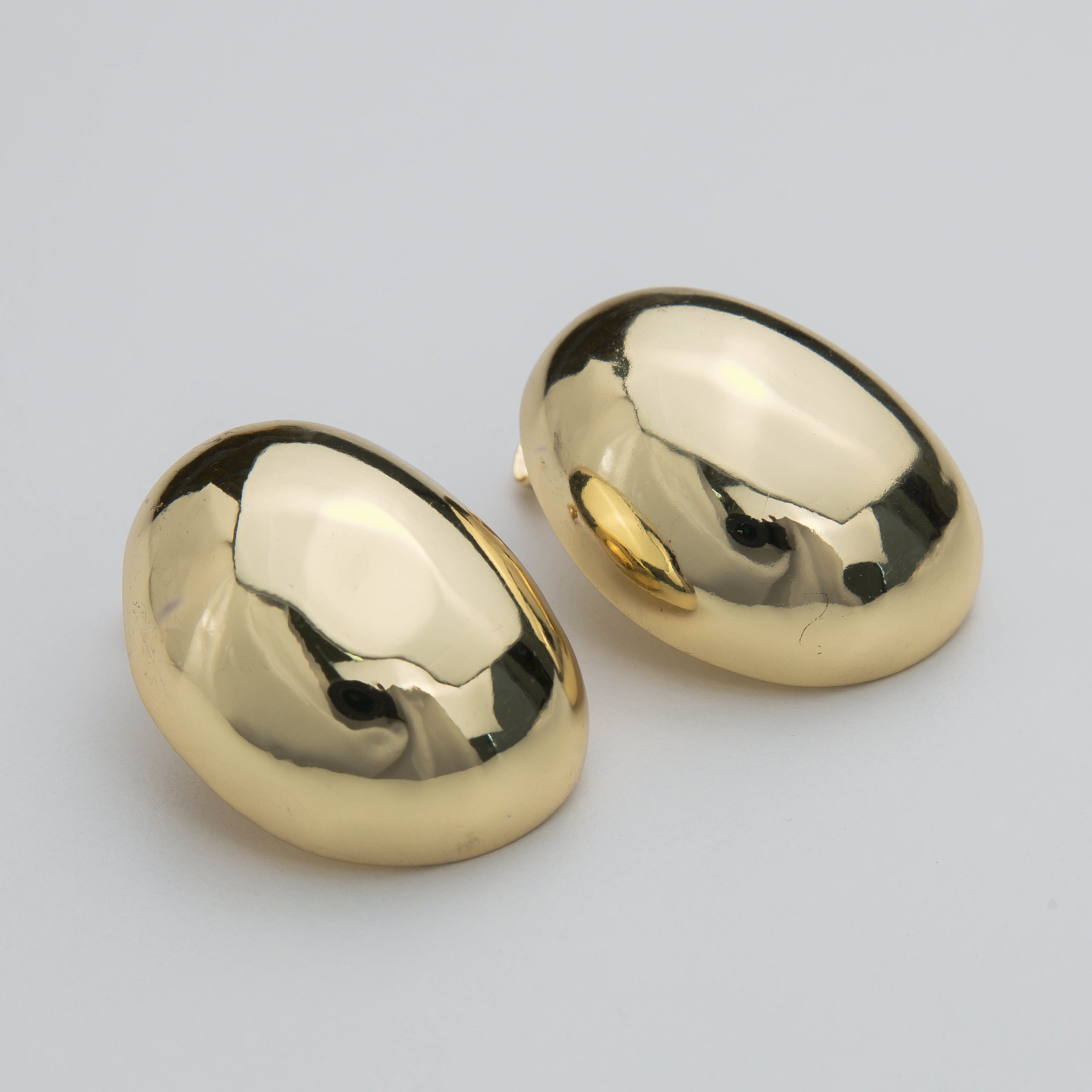 18687 Pendientes de cúpula ovalada dorados