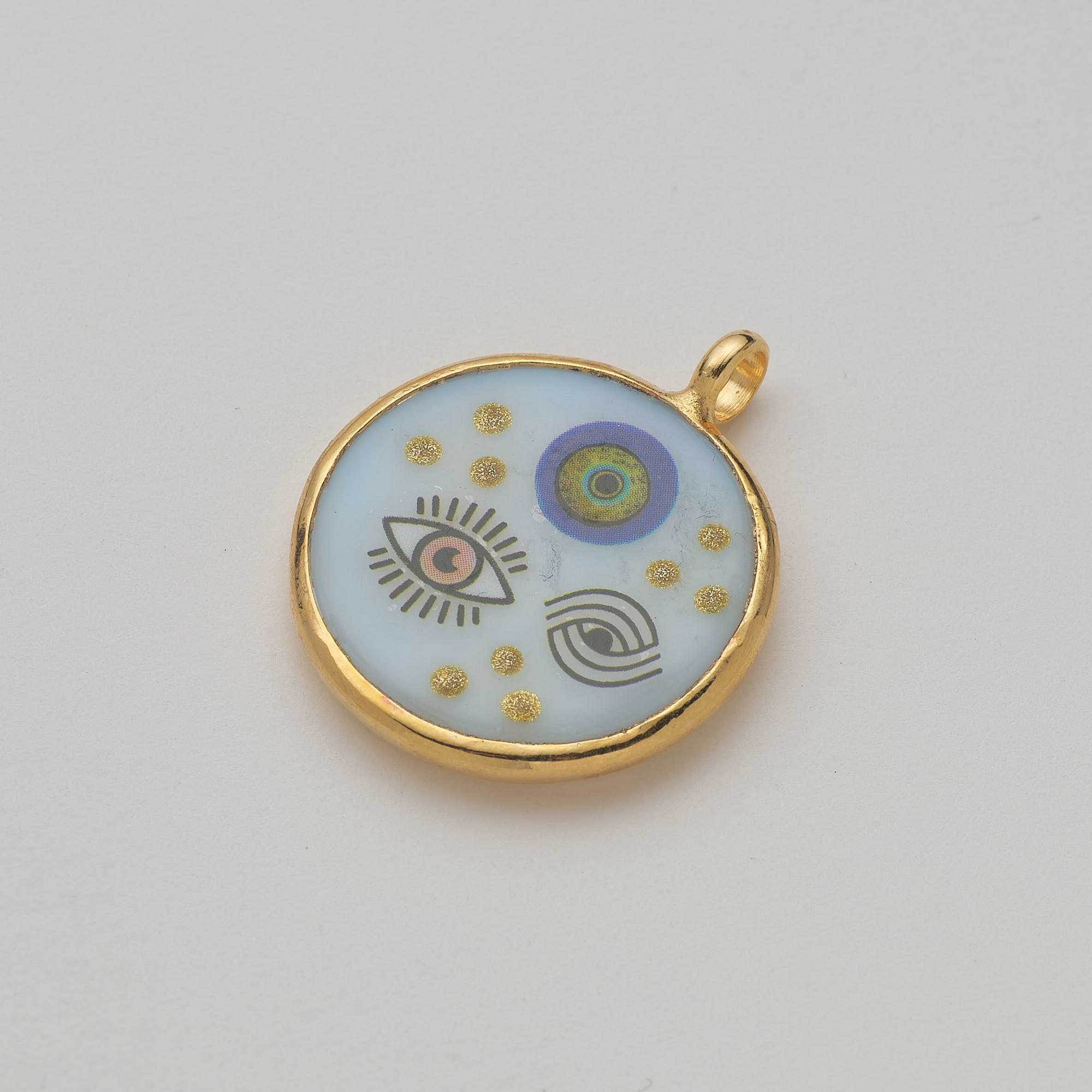 17688 Round White Heart with Eyes Bizel Charm