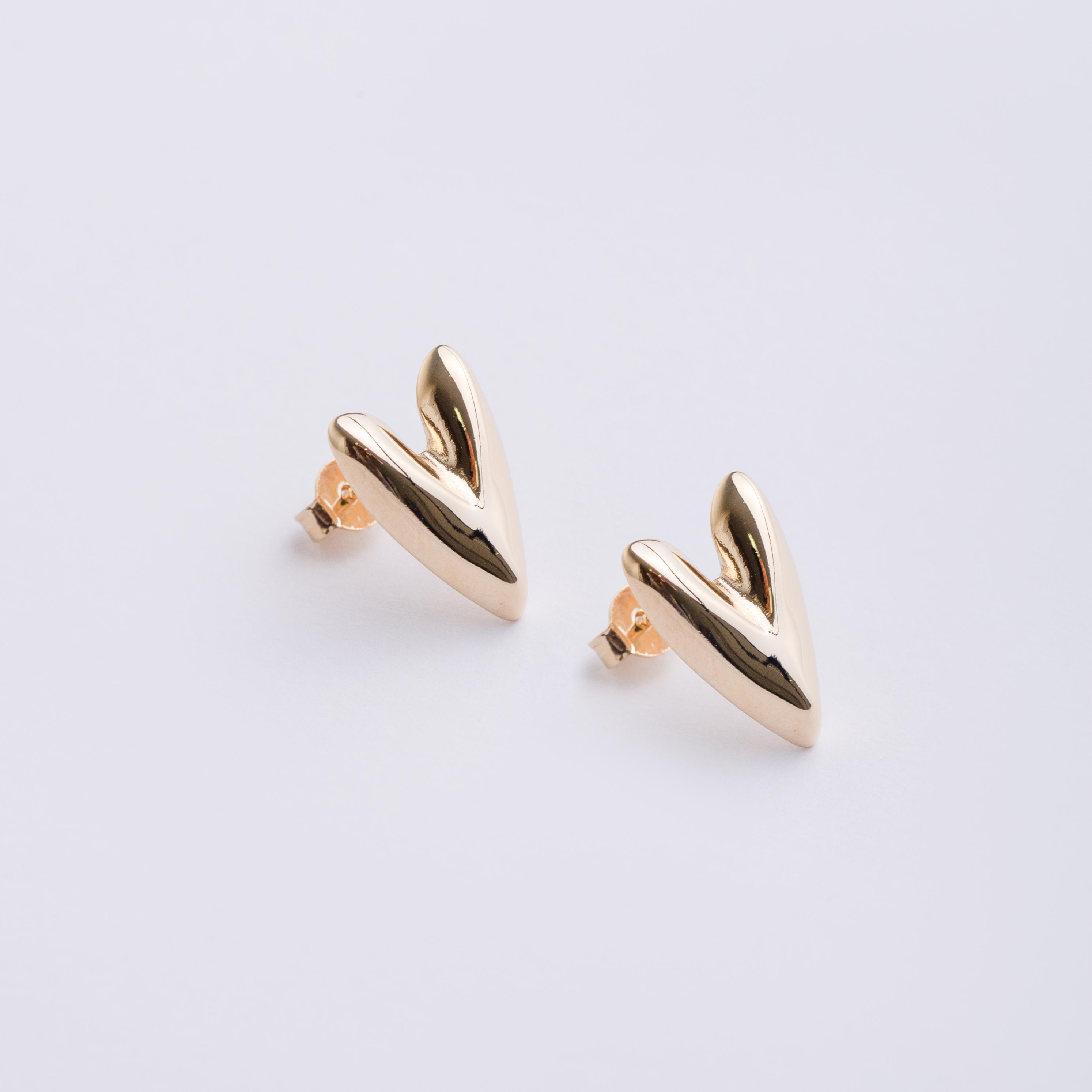 18323 16x11mm Heart Earring Gold