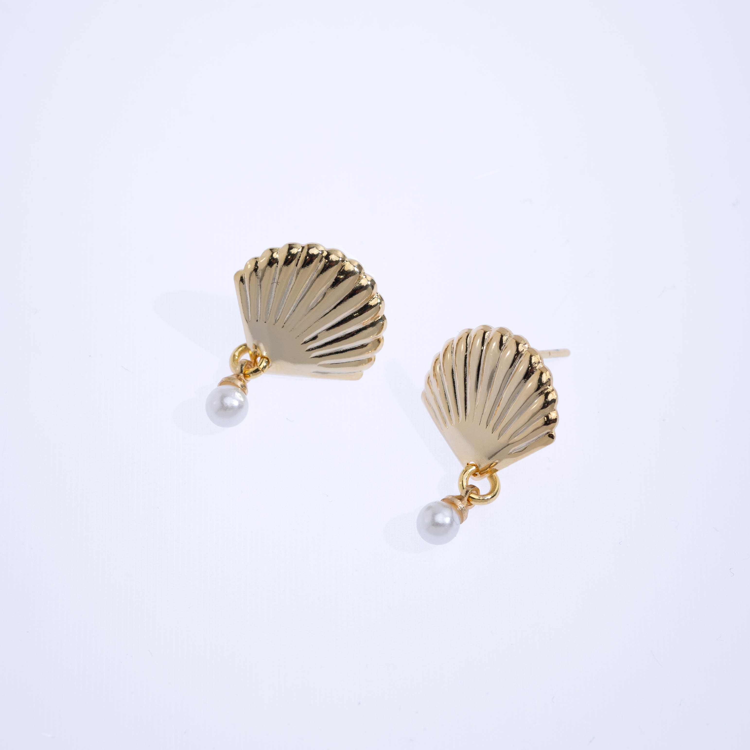 20580 Earrings Shell With Pear
