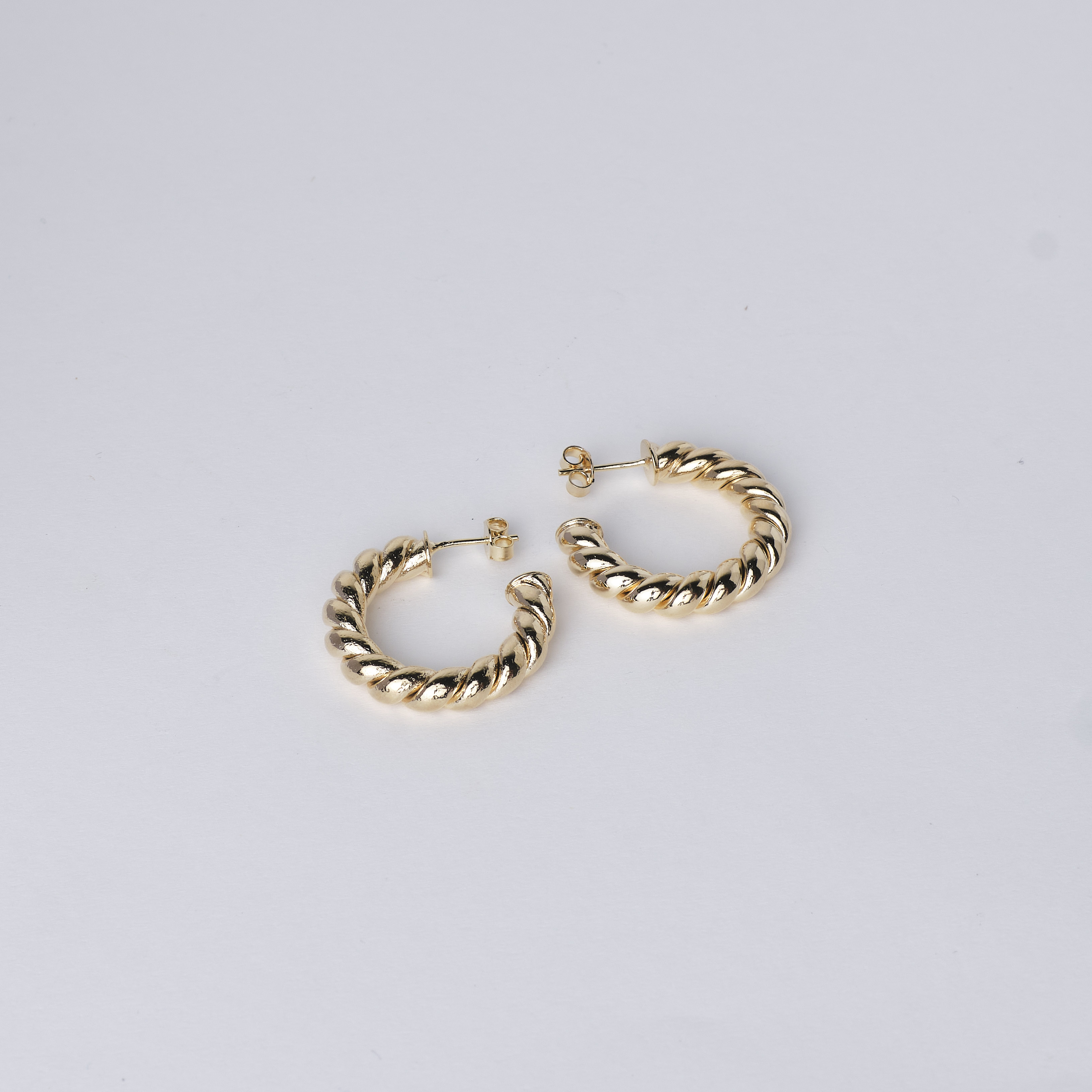 16105 Pendiente Torcido de Oro de 27x5 mm