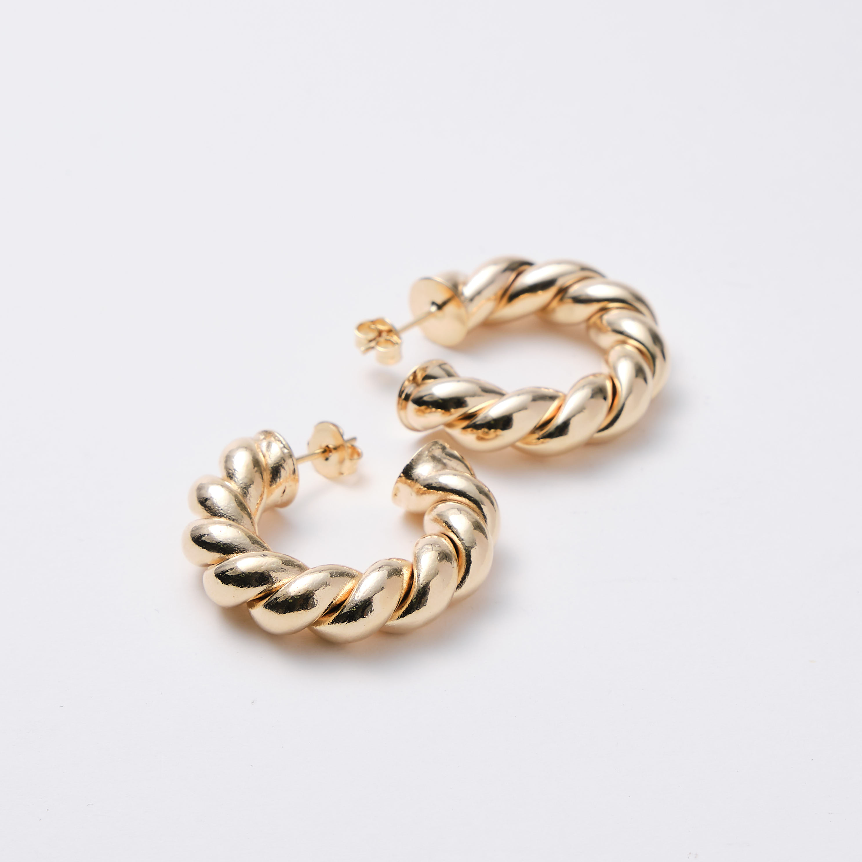 16622 30x7mm Gold Twisted Earrings