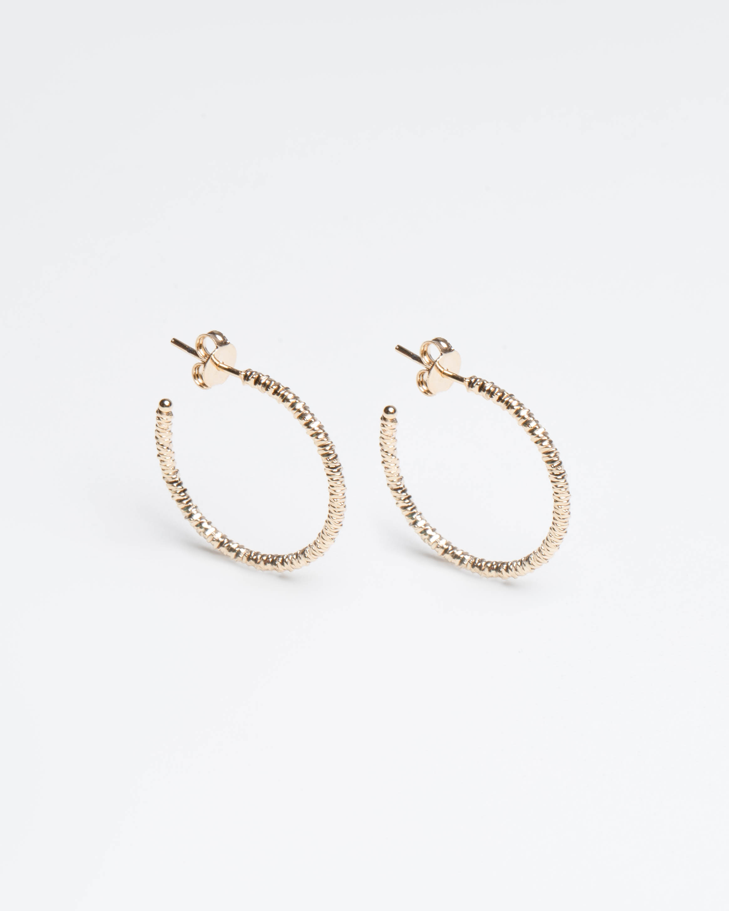 17352 25x2mm Textured Earring Gold 