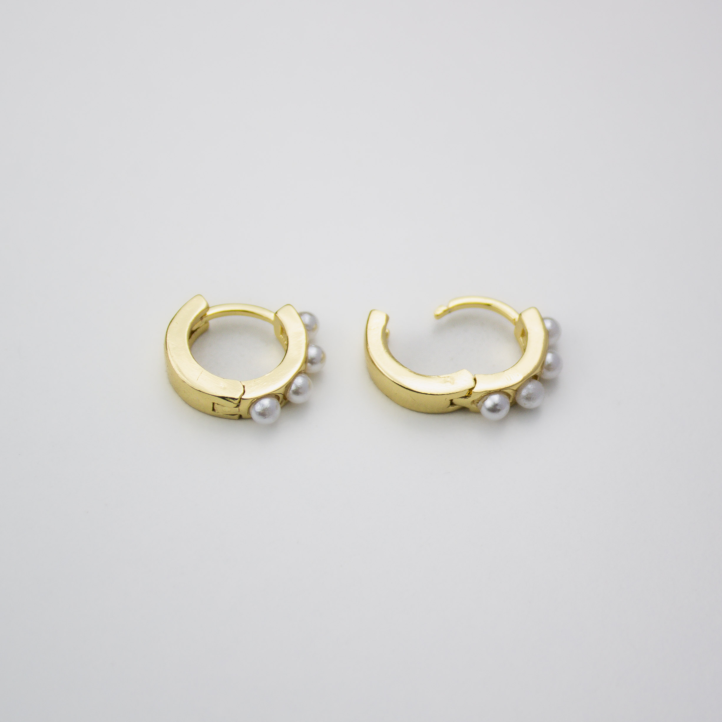 17458 Huggies w/Pearl 3mm