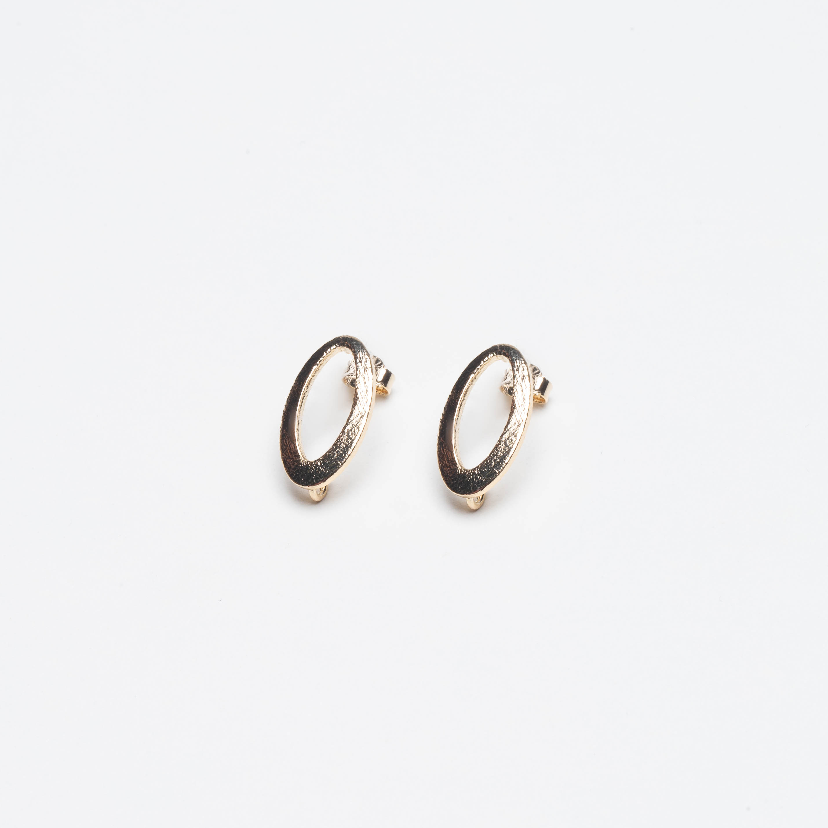 17503 18mm Gold Earring Oval with Ring