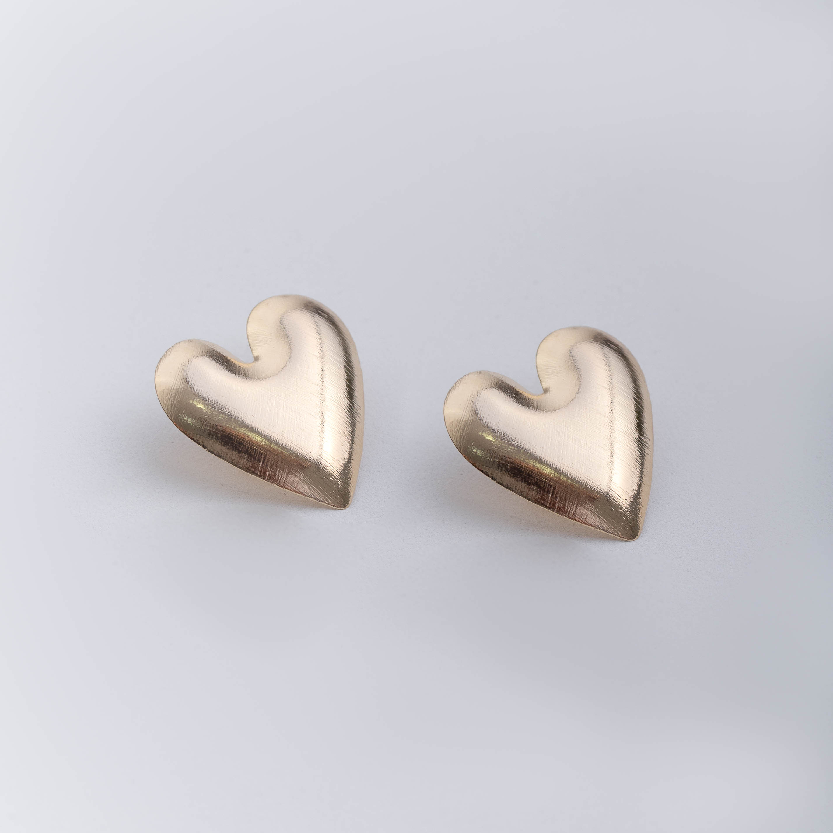 17631 25x24mm Gold Earring Heart Textured 