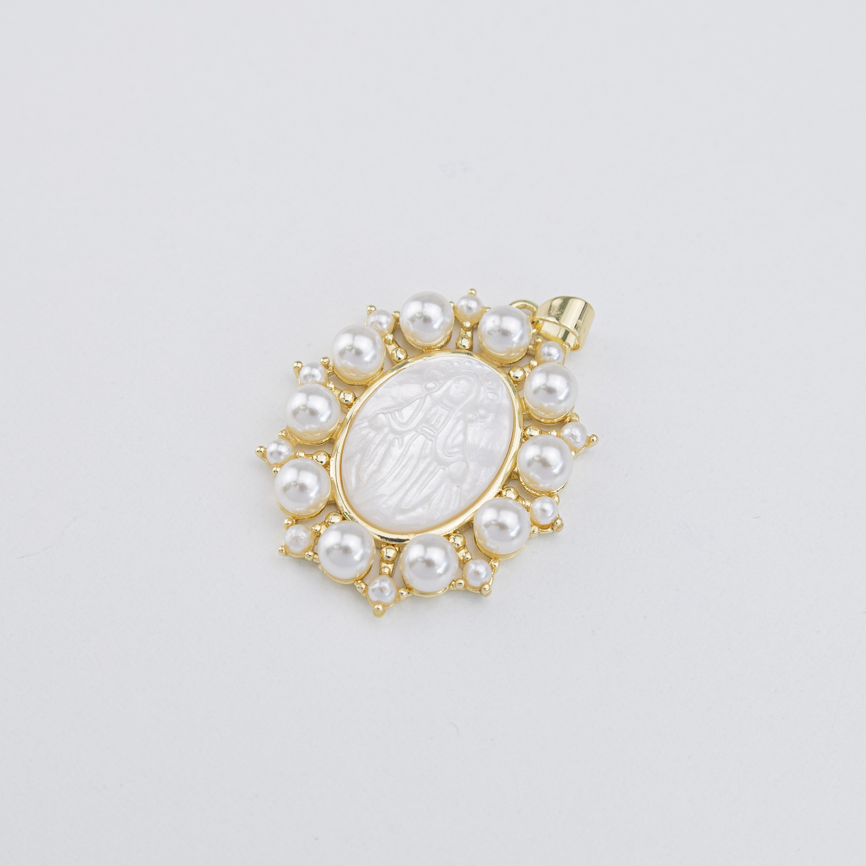 17794 Oval Shell Pearl Milagrosa Pendant 35mm