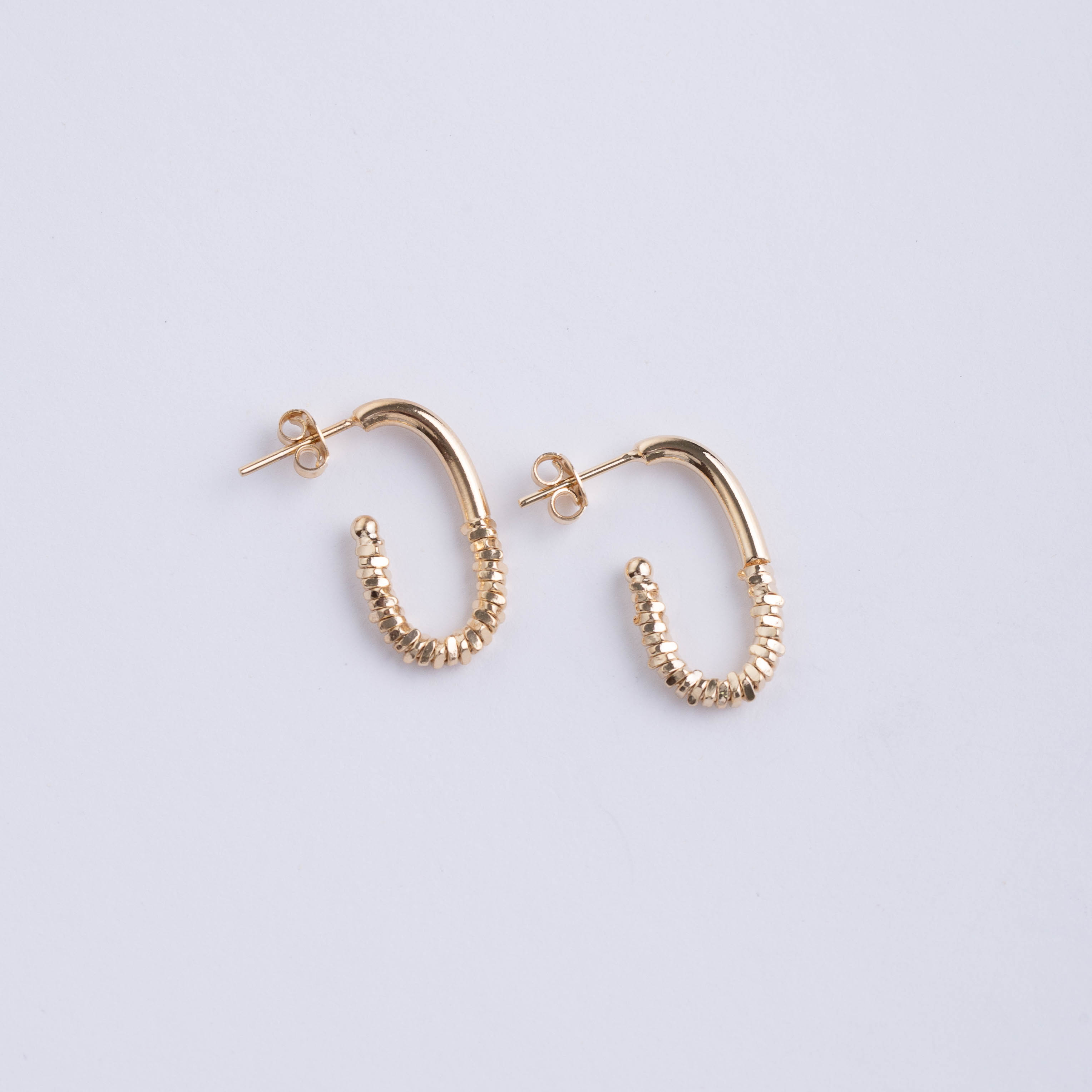 17949 Arete Oval Texturizado en Oro 35x20mm