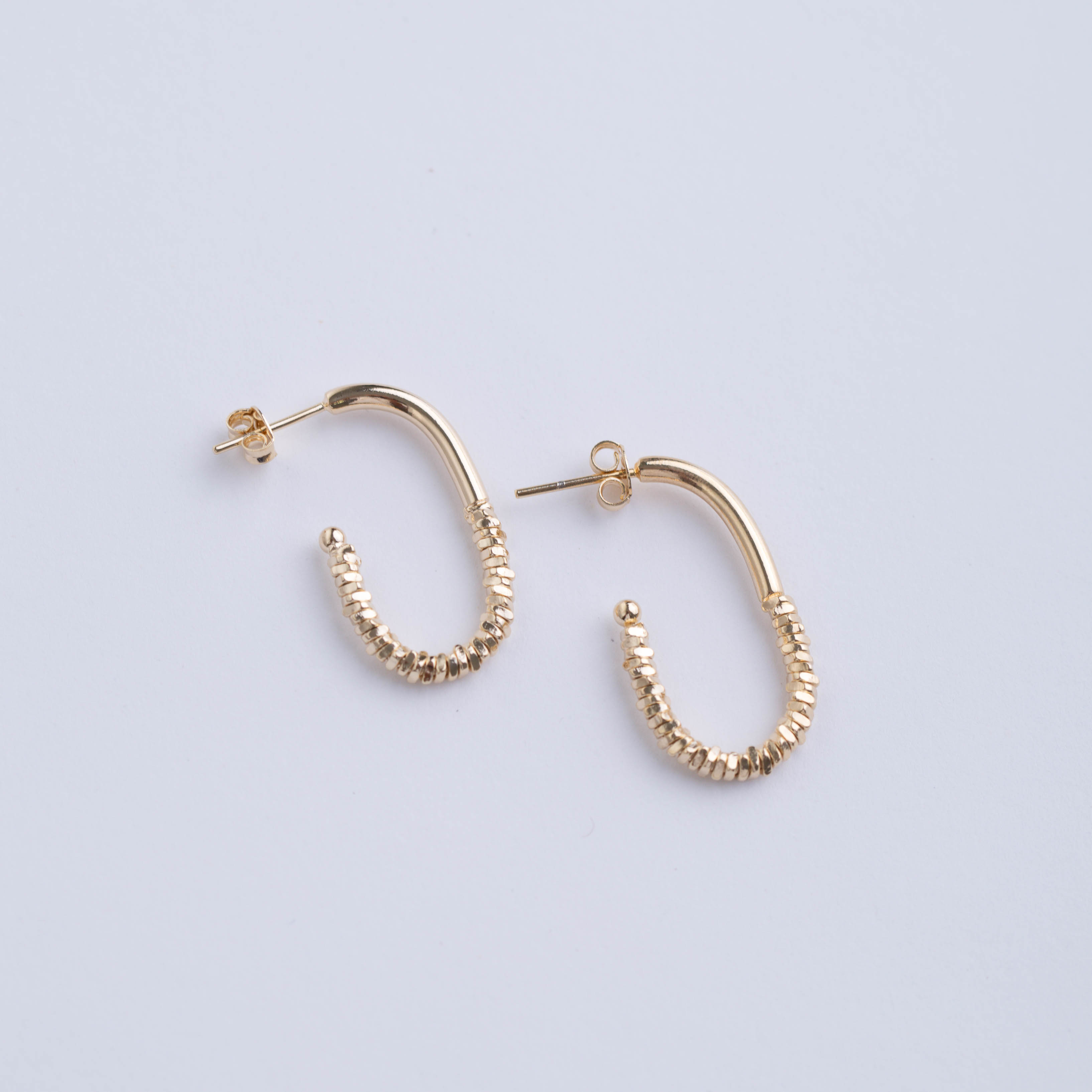 18053 Pendiente ovalado texturizado de oro de 30x18mm