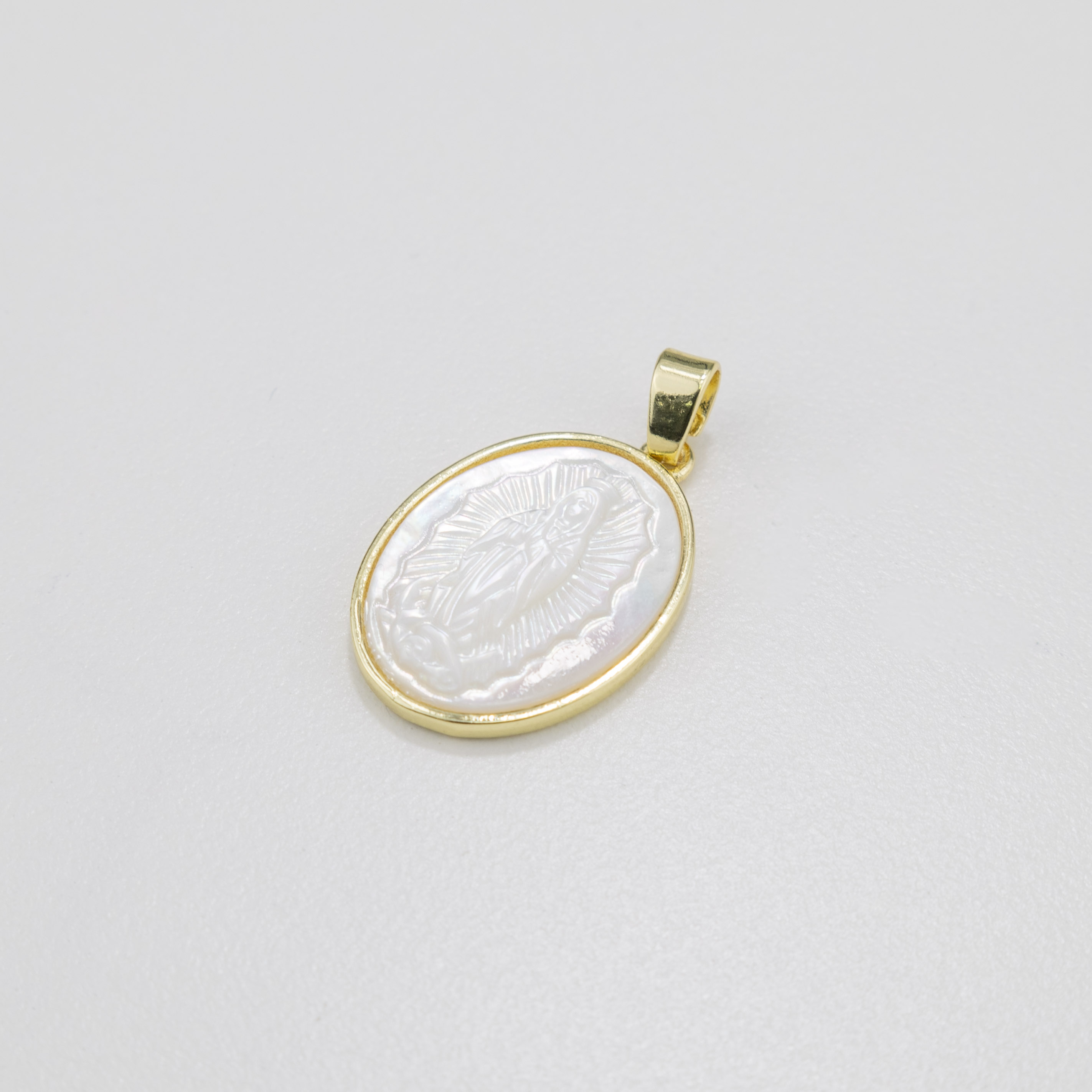18231 Oval Shell Bizel Guadalupe Pendant