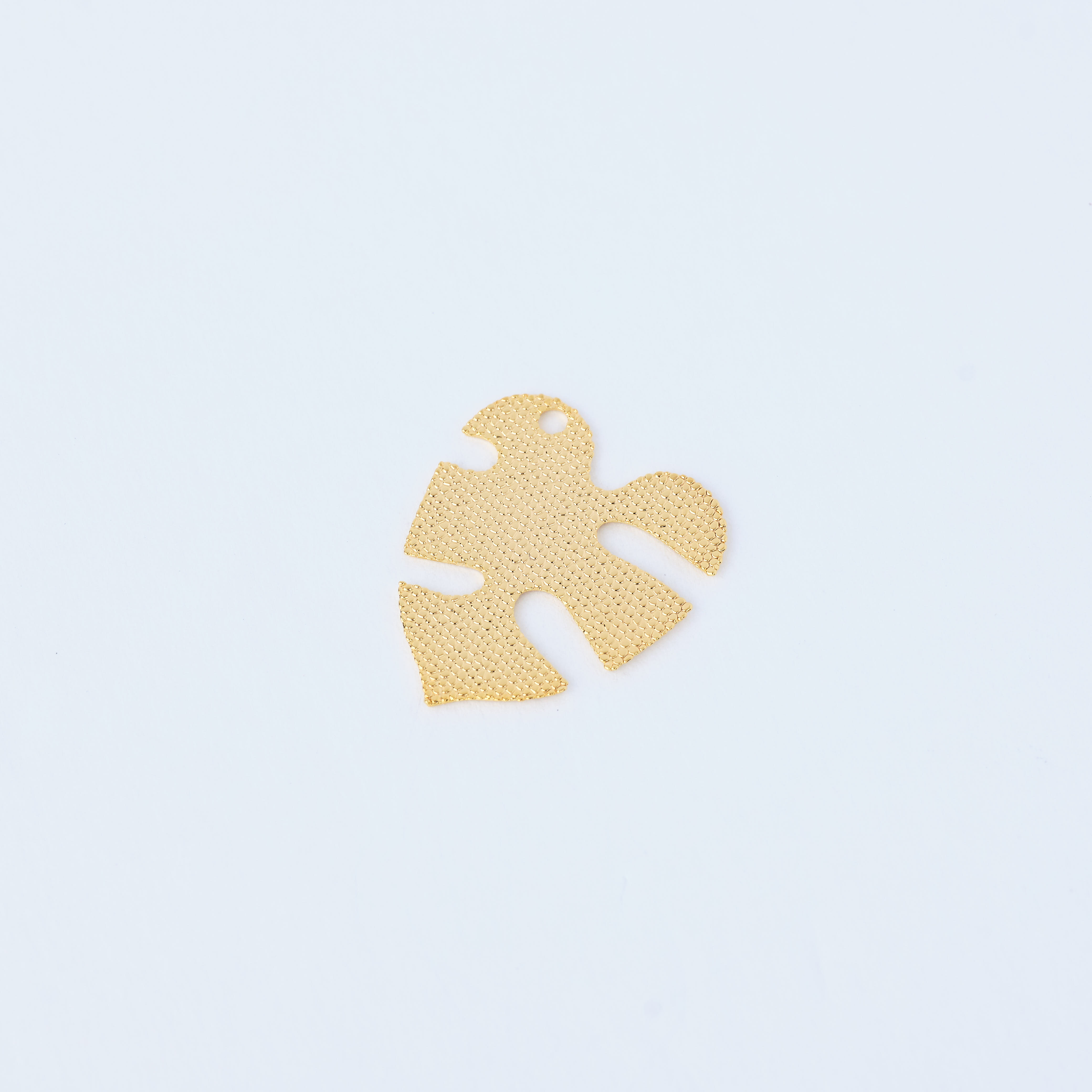 7012 Textured Leaf Pendant